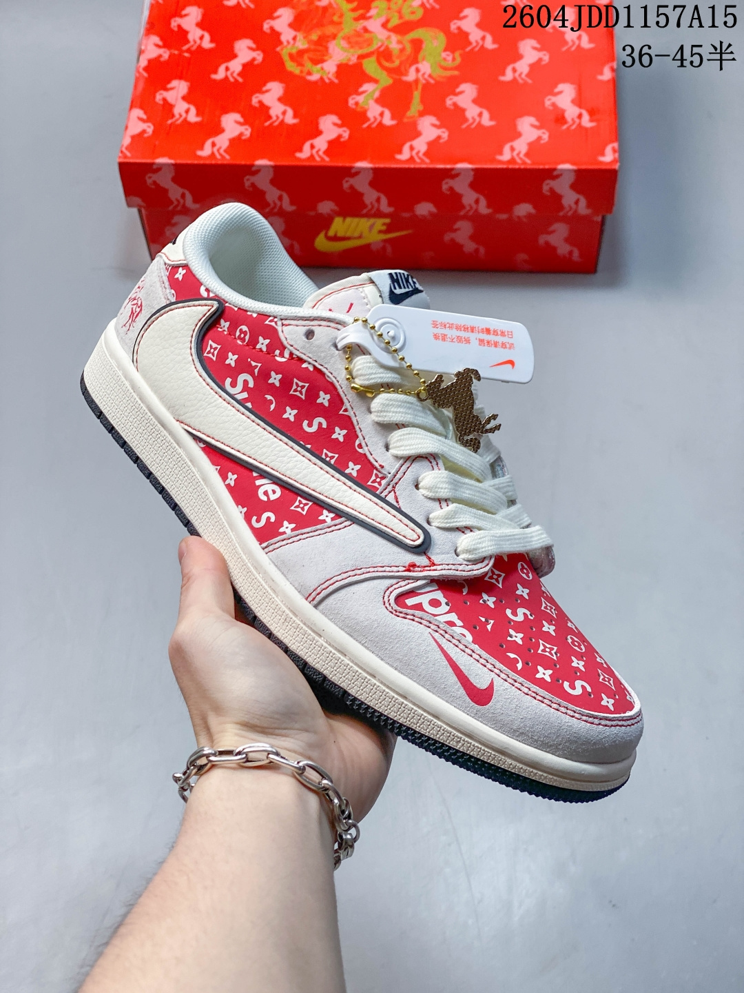 龙马精神 新年限定 AIR JORDAN 1 专为2026马年打造的限定配色,黑黄红撞色呼应新年喜庆氛围,鞋身金色龙马图腾刺绣寓意“龙马精神”,细节处的“HAPPY 2026 NEW YEAR”字样强化节日仪式感.延续AJ1低帮复古版型,柔软皮革鞋面搭配缓震中底,既是拜年穿搭亮点,也是收藏级潮流单品,轻松拿捏新年氛围感.货号:JP2046-163 JDD1157A15