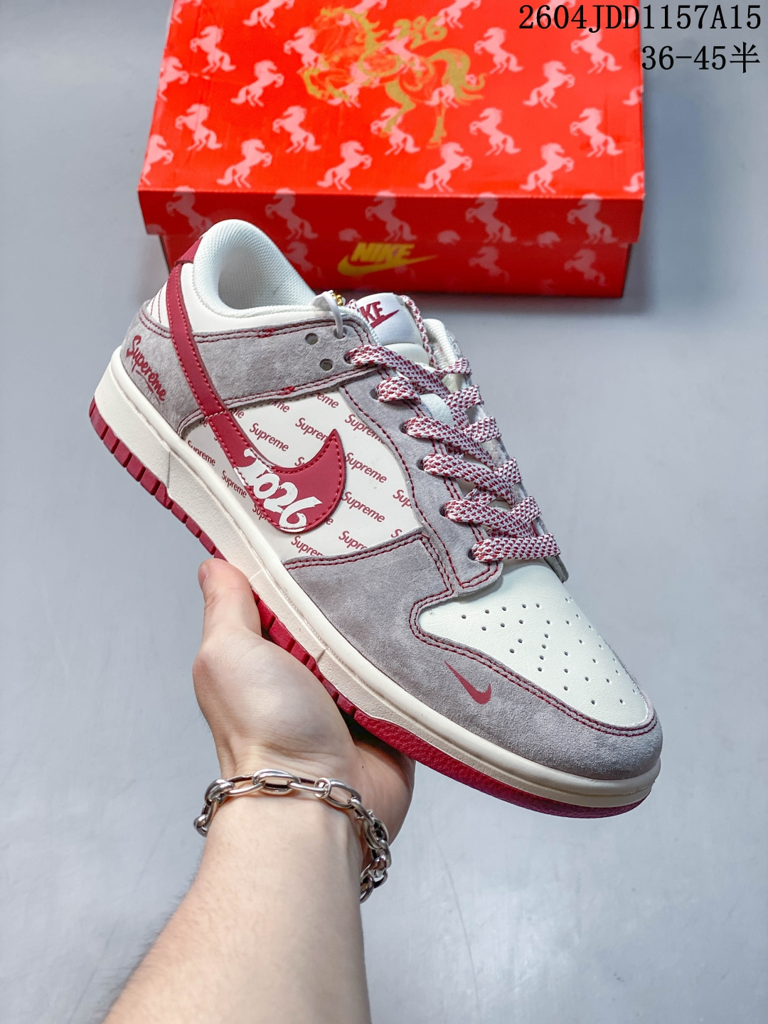 龙马精神 新年限定 AIR JORDAN 1 专为2026马年打造的限定配色,黑黄红撞色呼应新年喜庆氛围,鞋身金色龙马图腾刺绣寓意“龙马精神”,细节处的“HAPPY 2026 NEW YEAR”字样强化节日仪式感.延续AJ1低帮复古版型,柔软皮革鞋面搭配缓震中底,既是拜年穿搭亮点,也是收藏级潮流单品,轻松拿捏新年氛围感.货号:JP2046-163 JDD1157A15