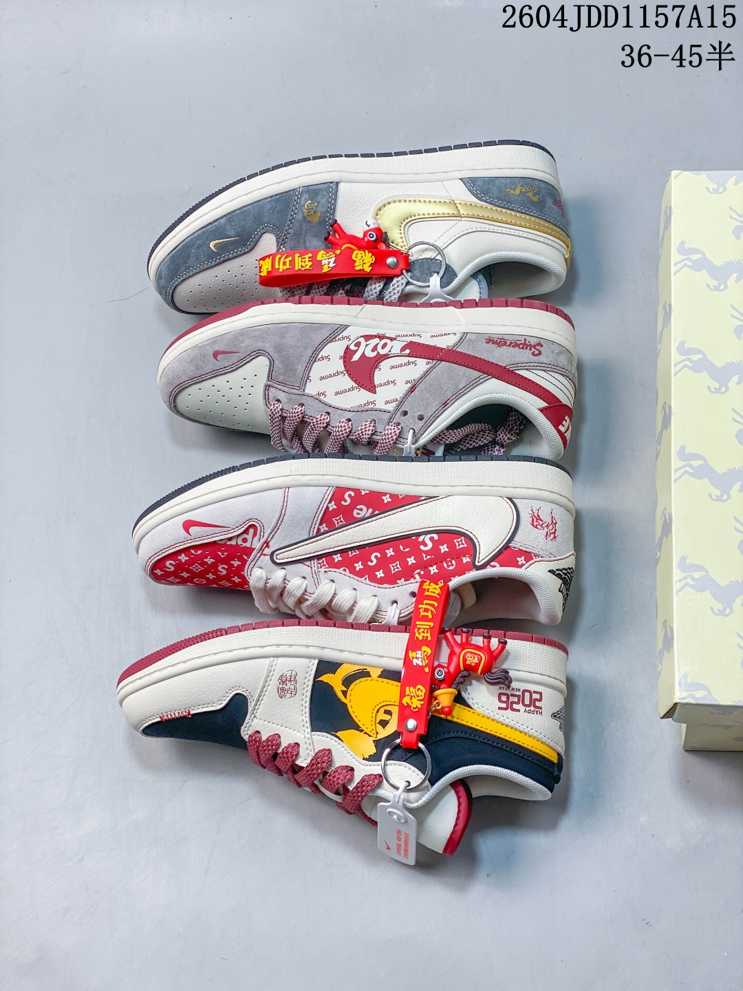 龙马精神 新年限定 AIR JORDAN 1 专为2026马年打造的限定配色,黑黄红撞色呼应新年喜庆氛围,鞋身金色龙马图腾刺绣寓意“龙马精神”,细节处的“HAPPY 2026 NEW YEAR”字样强化节日仪式感.延续AJ1低帮复古版型,柔软皮革鞋面搭配缓震中底,既是拜年穿搭亮点,也是收藏级潮流单品,轻松拿捏新年氛围感.货号:JP2046-163 JDD1157A15