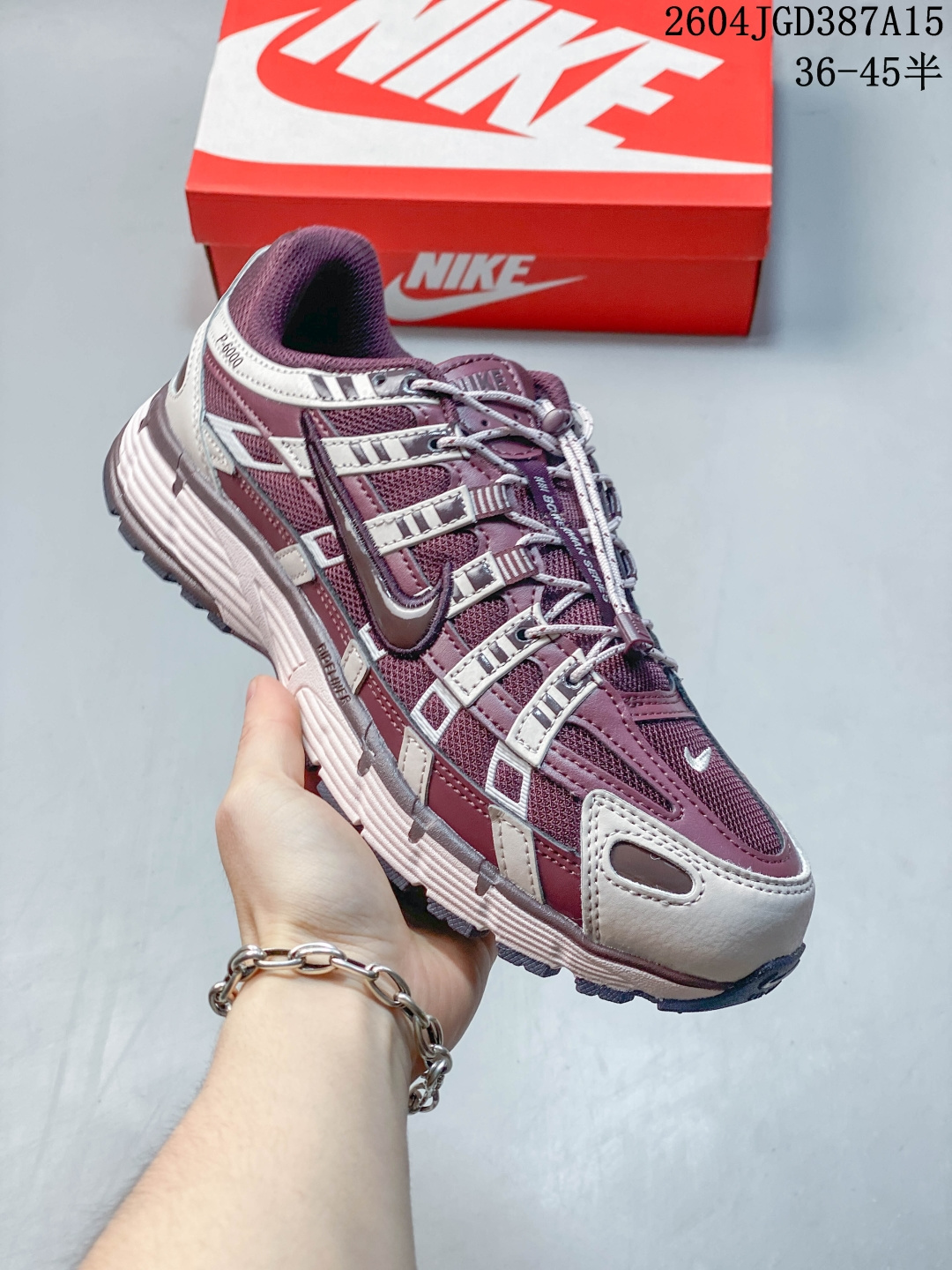 Nike P-6000 复古技科个性运动老爹鞋.该鞋款鞋采面用纵横交错的覆面,重现 2000 年代鞋跑风格,同时搭配震缓鞋垫,带来舒的适步履体验.Nike P6020取材自2006 Nike Air Pegasus,打混造搭经典风格,透舒气适,唤起对21世纪初期的共鸣.透气网布眼融入皮革,织和物合成材质覆面,营造21世初纪的畅跑美学概念.泡棉中底盈轻缓震,带来舒的适足底感受.全胶橡外底,铸就出抓色地力. 半 04JGD387A15