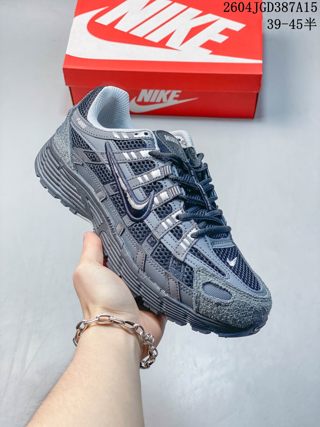 Nike P-6000 复古技科个性运动老爹鞋.该鞋款鞋采面用纵横交错的覆面,重现 2000 年代鞋跑风格,同时搭配震缓鞋垫,带来舒的适步履体验.Nike P6020取材自2006 Nike Air Pegasus,打混造搭经典风格,透舒气适,唤起对21世纪初期的共鸣.透气网布眼融入皮革,织和物合成材质覆面,营造21世初纪的畅跑美学概念.泡棉中底盈轻缓震,带来舒的适足底感受.全胶橡外底,铸就出抓色地力. 半 04JGD387A15