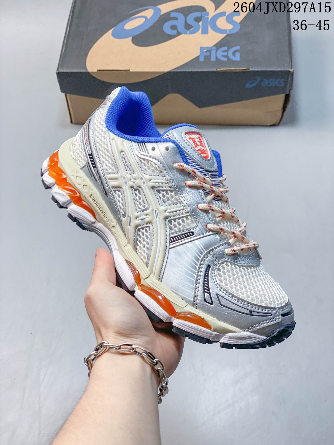 【公司级】亚瑟士 KITH x Asics Gel-Kayano 12.1 “Light Sage”运动舒适防滑透气 低帮跑步鞋 厚底增高老爹鞋 该款ASICS Kayano 12.1 x KITH联名款鞋面采用混合版本,集成了Kayano 12的鞋面和GelNimbus 17的缓震系统,鞋盒配有ASICS和KITH的标志,鞋带颜色多样,鞋底为黑色橡胶,鞋面设计有皮革元素,整体外观时尚精致,与早期运动鞋相比,该款更具特色.￼个人觉得今年 Asics 的鞋王就是它了.低饱和度的湖水绿自带高级感.米白色的做旧中底 复古氛围感十足 #晒晒你的百搭秋冬通勤鞋 #跑鞋刮起复古风 #复古赛道一双踏入#新复古回潮#双11到手不剁手 #双11装备秒到手 #鞋王争霸赛 #点缀我的秋季穿搭#潮流入秋攻略 #秋日少年感穿搭 #潮流尖子生#我最百搭的单品#硬控我的百搭好鞋#更新我的秋日鞋柜#穿这双鞋子走进秋天 货号: 1203B144-102 含半码 编号:105928 04JXD297A15
