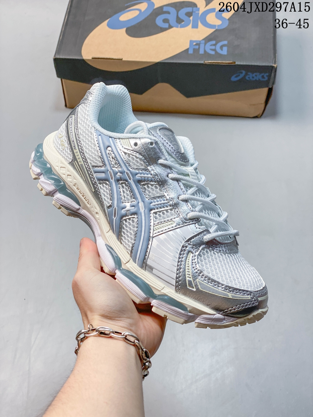 【公司级】亚瑟士 KITH x Asics Gel-Kayano 12.1 “Light Sage”运动舒适防滑透气 低帮跑步鞋 厚底增高老爹鞋 该款ASICS Kayano 12.1 x KITH联名款鞋面采用混合版本,集成了Kayano 12的鞋面和GelNimbus 17的缓震系统,鞋盒配有ASICS和KITH的标志,鞋带颜色多样,鞋底为黑色橡胶,鞋面设计有皮革元素,整体外观时尚精致,与早期运动鞋相比,该款更具特色.￼个人觉得今年 Asics 的鞋王就是它了.低饱和度的湖水绿自带高级感.米白色的做旧中底 复古氛围感十足 #晒晒你的百搭秋冬通勤鞋 #跑鞋刮起复古风 #复古赛道一双踏入#新复古回潮#双11到手不剁手 #双11装备秒到手 #鞋王争霸赛 #点缀我的秋季穿搭#潮流入秋攻略 #秋日少年感穿搭 #潮流尖子生#我最百搭的单品#硬控我的百搭好鞋#更新我的秋日鞋柜#穿这双鞋子走进秋天 货号: 1203B144-102 含半码 编号:105928 04JXD297A15