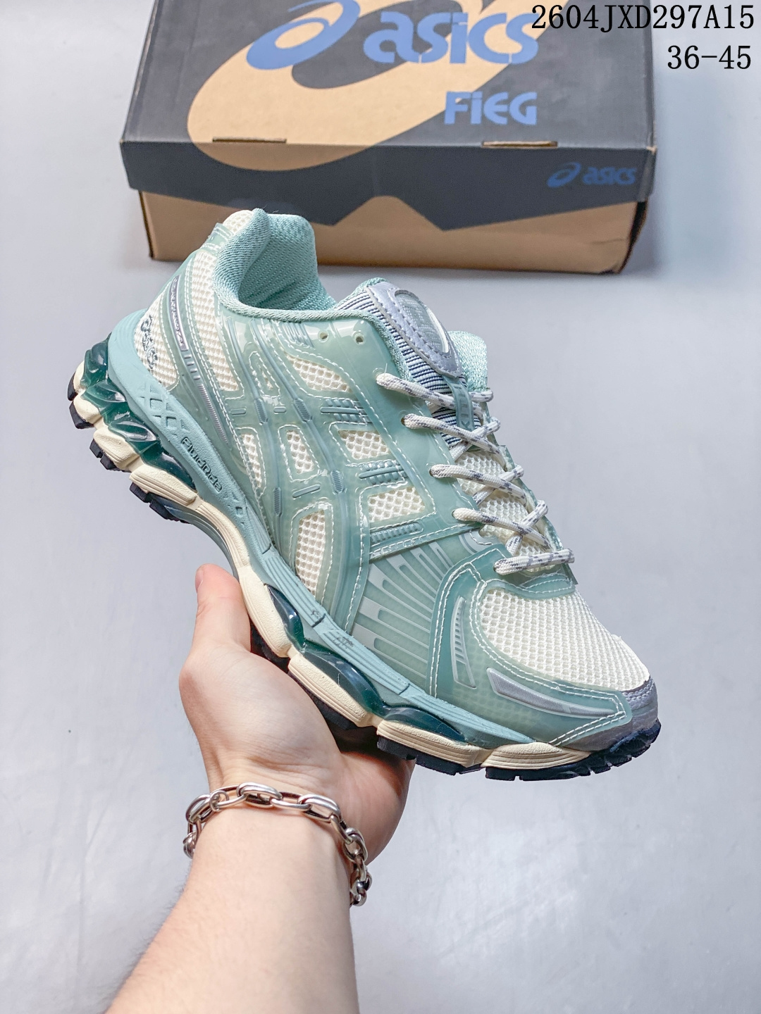【公司级】亚瑟士 KITH x Asics Gel-Kayano 12.1 “Light Sage”运动舒适防滑透气 低帮跑步鞋 厚底增高老爹鞋 该款ASICS Kayano 12.1 x KITH联名款鞋面采用混合版本,集成了Kayano 12的鞋面和GelNimbus 17的缓震系统,鞋盒配有ASICS和KITH的标志,鞋带颜色多样,鞋底为黑色橡胶,鞋面设计有皮革元素,整体外观时尚精致,与早期运动鞋相比,该款更具特色.￼个人觉得今年 Asics 的鞋王就是它了.低饱和度的湖水绿自带高级感.米白色的做旧中底 复古氛围感十足 #晒晒你的百搭秋冬通勤鞋 #跑鞋刮起复古风 #复古赛道一双踏入#新复古回潮#双11到手不剁手 #双11装备秒到手 #鞋王争霸赛 #点缀我的秋季穿搭#潮流入秋攻略 #秋日少年感穿搭 #潮流尖子生#我最百搭的单品#硬控我的百搭好鞋#更新我的秋日鞋柜#穿这双鞋子走进秋天 货号: 1203B144-102 含半码 编号:105928 04JXD297A15