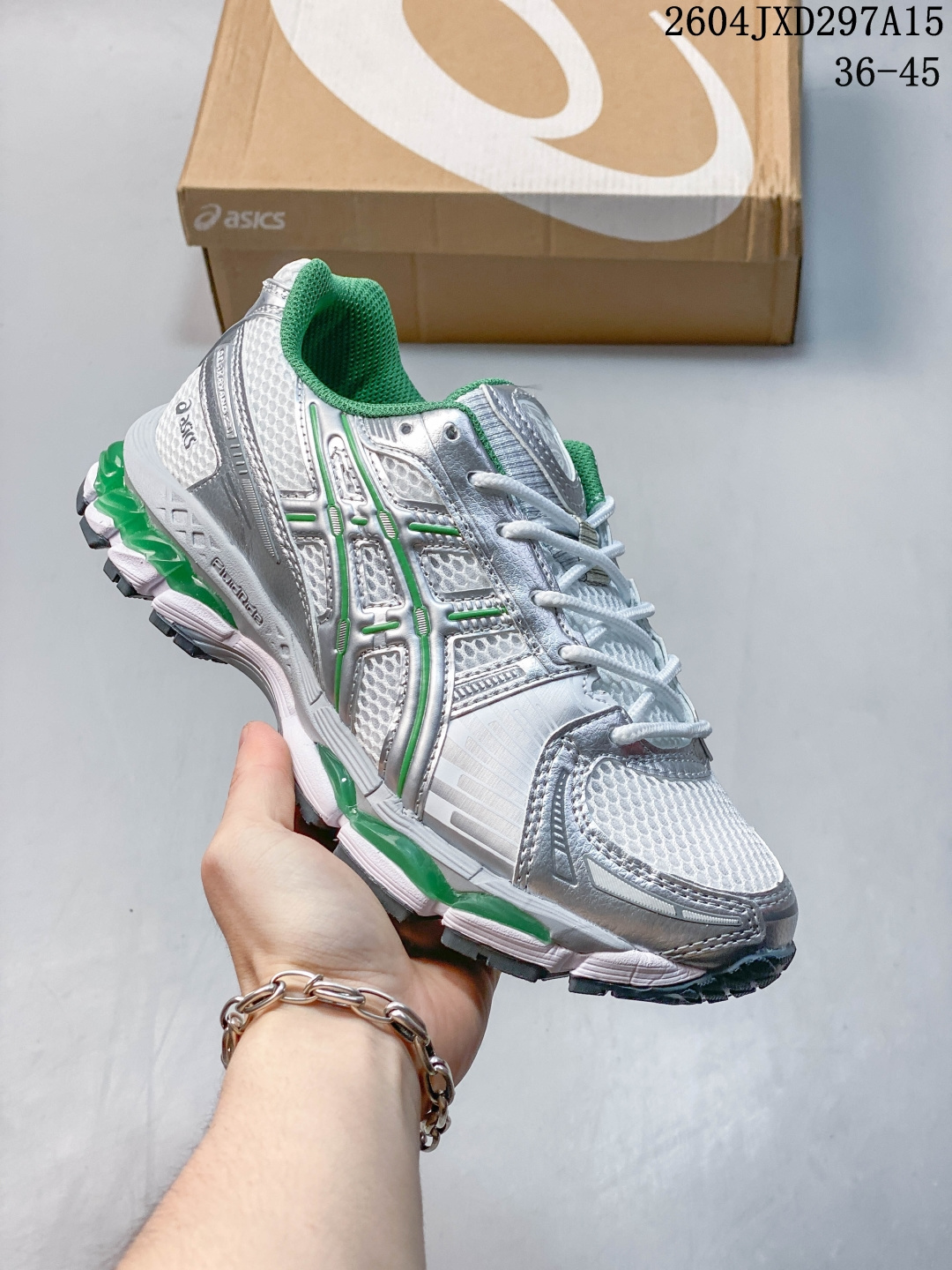 【公司级】亚瑟士 KITH x Asics Gel-Kayano 12.1 “Light Sage”运动舒适防滑透气 低帮跑步鞋 厚底增高老爹鞋 该款ASICS Kayano 12.1 x KITH联名款鞋面采用混合版本,集成了Kayano 12的鞋面和GelNimbus 17的缓震系统,鞋盒配有ASICS和KITH的标志,鞋带颜色多样,鞋底为黑色橡胶,鞋面设计有皮革元素,整体外观时尚精致,与早期运动鞋相比,该款更具特色.￼个人觉得今年 Asics 的鞋王就是它了.低饱和度的湖水绿自带高级感.米白色的做旧中底 复古氛围感十足 #晒晒你的百搭秋冬通勤鞋 #跑鞋刮起复古风 #复古赛道一双踏入#新复古回潮#双11到手不剁手 #双11装备秒到手 #鞋王争霸赛 #点缀我的秋季穿搭#潮流入秋攻略 #秋日少年感穿搭 #潮流尖子生#我最百搭的单品#硬控我的百搭好鞋#更新我的秋日鞋柜#穿这双鞋子走进秋天 货号: 1203B144-102 含半码 编号:105928 04JXD297A15