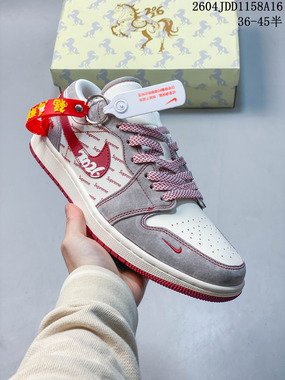 潮炸街头 新年限定 AIR JORDAN 1 灰红撞色自带吸睛buff,满印Supreme标识叠加2026专属涂鸦,复古质感拉满.鞋身翻毛皮细腻亲肤,可拆卸玩偶挂饰趣味感拉满,日常出街或跨年穿搭都能轻松slay全场.经典AJ1鞋型搭载Air Sole气垫,颜值脚感双在线,新年就要穿得够炸! 货号:JP2046-119 x58 04JDD1158A16