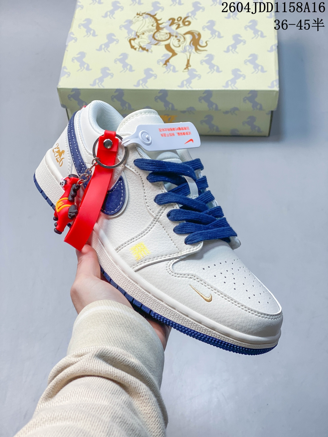 潮炸街头 新年限定 AIR JORDAN 1 灰红撞色自带吸睛buff,满印Supreme标识叠加2026专属涂鸦,复古质感拉满.鞋身翻毛皮细腻亲肤,可拆卸玩偶挂饰趣味感拉满,日常出街或跨年穿搭都能轻松slay全场.经典AJ1鞋型搭载Air Sole气垫,颜值脚感双在线,新年就要穿得够炸! 货号:JP2046-119 x58 04JDD1158A16