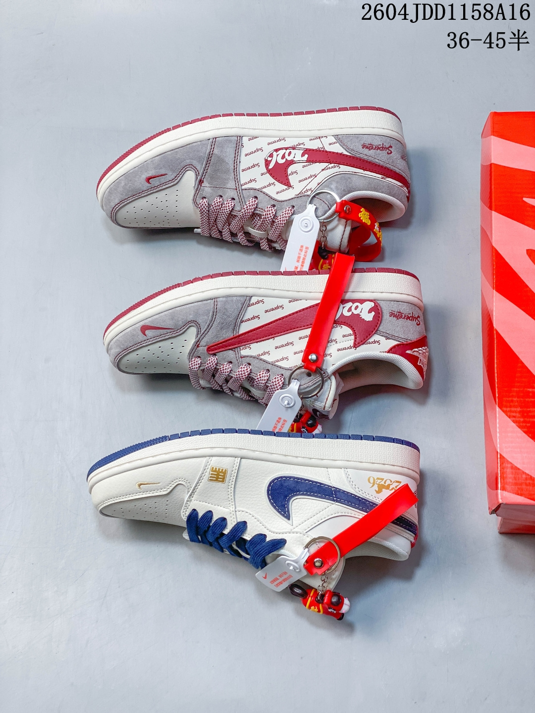 潮炸街头 新年限定 AIR JORDAN 1 灰红撞色自带吸睛buff,满印Supreme标识叠加2026专属涂鸦,复古质感拉满.鞋身翻毛皮细腻亲肤,可拆卸玩偶挂饰趣味感拉满,日常出街或跨年穿搭都能轻松slay全场.经典AJ1鞋型搭载Air Sole气垫,颜值脚感双在线,新年就要穿得够炸! 货号:JP2046-119 x58 04JDD1158A16