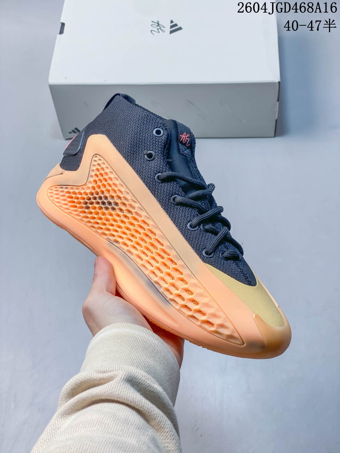 Adidas Anthony Edwards A.E. 1”华子一代”安东尼·爱德华兹签名实战减震防滑耐磨高帮篮球鞋 球鞋的整体设计非常复古 也可以理解为并不是目前篮球鞋的设计趋势 AE1流线简约的设计 也是让其非常具有辨识度 袜套与「蚁巢」组成的鞋身 在保证透气效果的同时 搭配鞋带更能带来相当出色的鞋脚一体性 中底自然还是搭载着AD的当家科技 JETBoost 并经由外层 TPU 包裹 将软、弹和支撑性同时兼顾 货号:IF1860 带半码 04JGD468A16