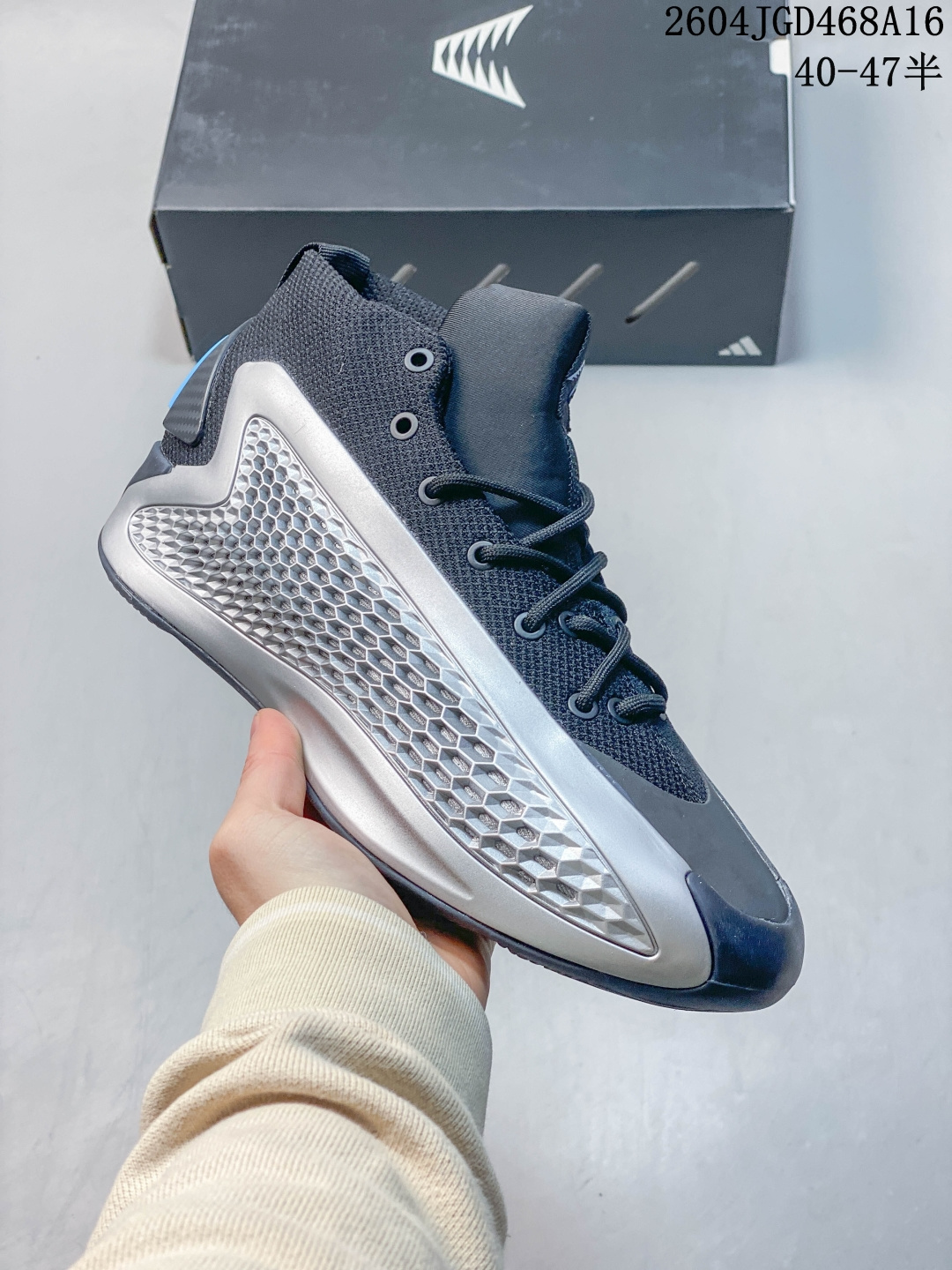 Adidas Anthony Edwards A.E. 1”华子一代”安东尼·爱德华兹签名实战减震防滑耐磨高帮篮球鞋 球鞋的整体设计非常复古 也可以理解为并不是目前篮球鞋的设计趋势 AE1流线简约的设计 也是让其非常具有辨识度 袜套与「蚁巢」组成的鞋身 在保证透气效果的同时 搭配鞋带更能带来相当出色的鞋脚一体性 中底自然还是搭载着AD的当家科技 JETBoost 并经由外层 TPU 包裹 将软、弹和支撑性同时兼顾 货号:IF1860 带半码 04JGD468A16