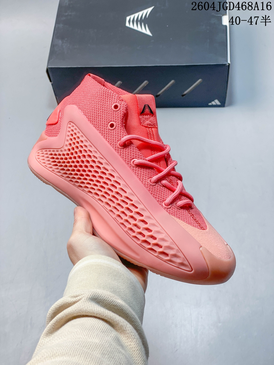 Adidas Anthony Edwards A.E. 1”华子一代”安东尼·爱德华兹签名实战减震防滑耐磨高帮篮球鞋 球鞋的整体设计非常复古 也可以理解为并不是目前篮球鞋的设计趋势 AE1流线简约的设计 也是让其非常具有辨识度 袜套与「蚁巢」组成的鞋身 在保证透气效果的同时 搭配鞋带更能带来相当出色的鞋脚一体性 中底自然还是搭载着AD的当家科技 JETBoost 并经由外层 TPU 包裹 将软、弹和支撑性同时兼顾 货号:IF1860 带半码 04JGD468A16