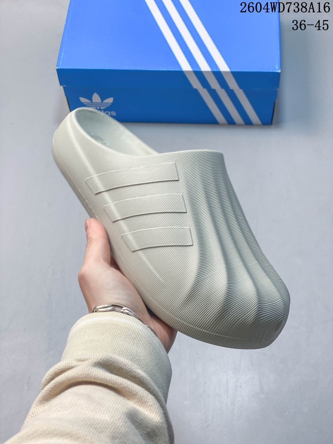 贝壳头拖鞋 半拖 阿迪达斯 Adidas originals Adifom Superstar 木屐鞋 鸭鸭鞋 潮男女运动板鞋 包头 拖鞋 凉鞋.鞋子由 50% 的天然和可再生材料制成,其特点是采用由甘蔗衍生物制成的类似泡沫的结构.作为画龙点睛之笔,标志性的三条纹出现在鞋子的两侧,鞋跟贴片上饰有品牌标志性的三叶草压花. 货号:IH0356 编码:BVGT0310LNB 04WD738A16