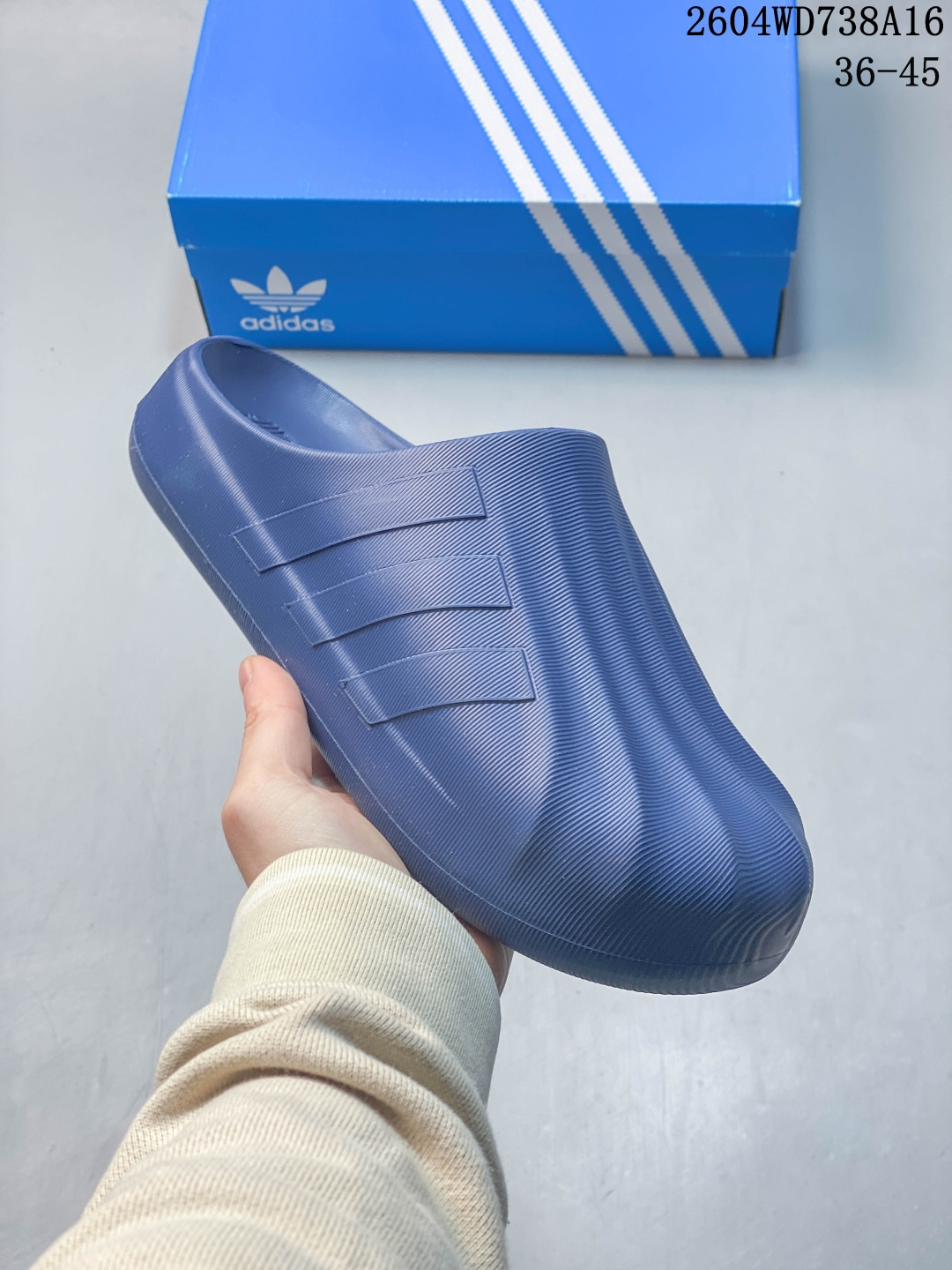 贝壳头拖鞋 半拖 阿迪达斯 Adidas originals Adifom Superstar 木屐鞋 鸭鸭鞋 潮男女运动板鞋 包头 拖鞋 凉鞋.鞋子由 50% 的天然和可再生材料制成,其特点是采用由甘蔗衍生物制成的类似泡沫的结构.作为画龙点睛之笔,标志性的三条纹出现在鞋子的两侧,鞋跟贴片上饰有品牌标志性的三叶草压花. 货号:IH0356 编码:BVGT0310LNB 04WD738A16