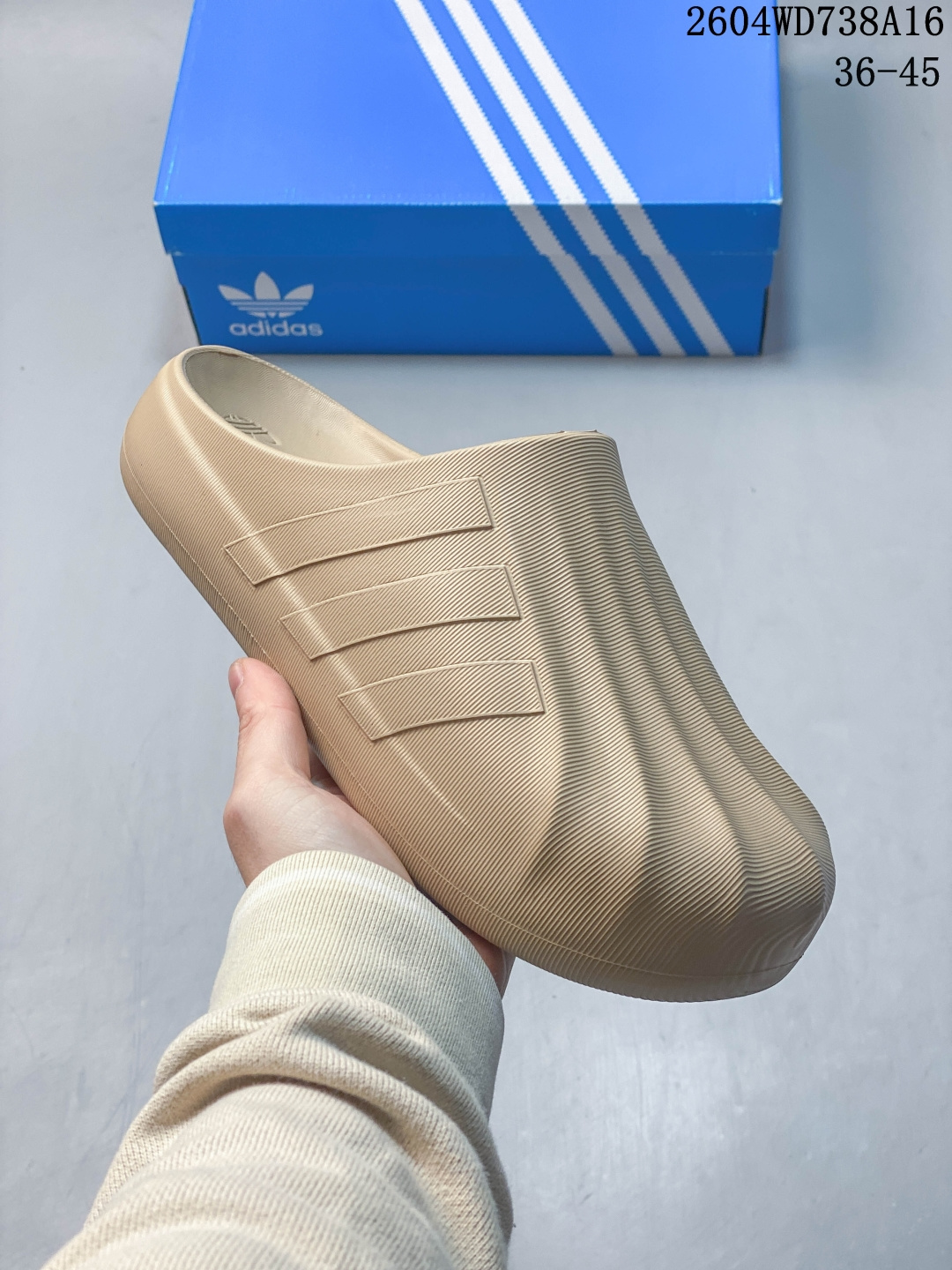 贝壳头拖鞋 半拖 阿迪达斯 Adidas originals Adifom Superstar 木屐鞋 鸭鸭鞋 潮男女运动板鞋 包头 拖鞋 凉鞋.鞋子由 50% 的天然和可再生材料制成,其特点是采用由甘蔗衍生物制成的类似泡沫的结构.作为画龙点睛之笔,标志性的三条纹出现在鞋子的两侧,鞋跟贴片上饰有品牌标志性的三叶草压花. 货号:IH0356 编码:BVGT0310LNB 04WD738A16