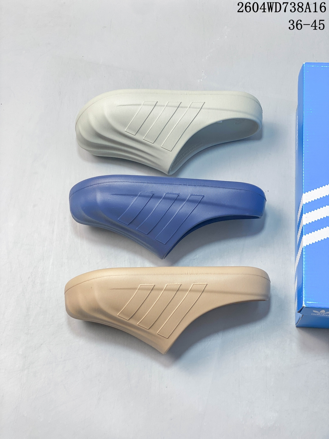 贝壳头拖鞋 半拖 阿迪达斯 Adidas originals Adifom Superstar 木屐鞋 鸭鸭鞋 潮男女运动板鞋 包头 拖鞋 凉鞋.鞋子由 50% 的天然和可再生材料制成,其特点是采用由甘蔗衍生物制成的类似泡沫的结构.作为画龙点睛之笔,标志性的三条纹出现在鞋子的两侧,鞋跟贴片上饰有品牌标志性的三叶草压花. 货号:IH0356 编码:BVGT0310LNB 04WD738A16