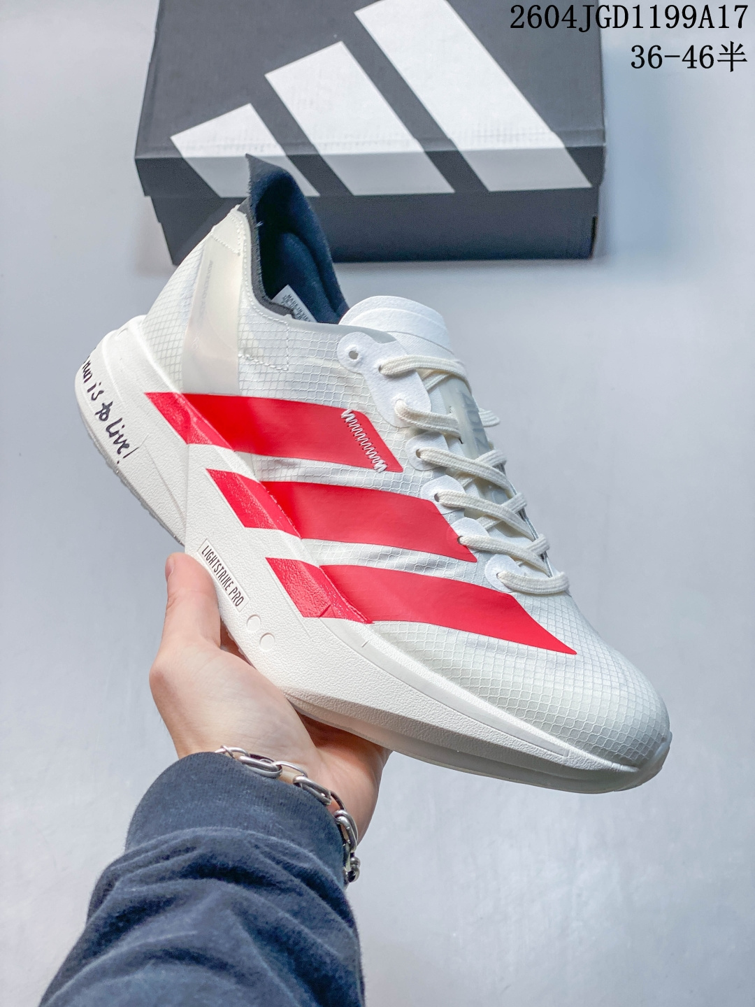阿迪达斯 Adidas Adizero Adios Pro 4 舒适防滑耐磨 低帮 休闲跑步鞋 男女款厚度增高老爹鞋 金属银 2025年,adidas推出了adidas ADISPR4跑鞋,该鞋具有软弹的中底和外底,提供稳定的跑动体验.鞋面采用轻盈的材料,具有良好的透气性,同时具有优秀的抓地力和耐磨性.鞋底的软弹性使得蹬击感更加强,而中底的弹性使得跑步更加舒适.整双鞋的稳定性较高,适合各种跑步风格.然而,由于鞋底的软弹性,对于步幅较大的跑者来说,可能会感到不稳定.总体而言,adidas PR4是一款值得信赖的竞速鞋,适合日常训练和上赛道的跑步. 货号:JR1094 带半码. 04JGD1199A17