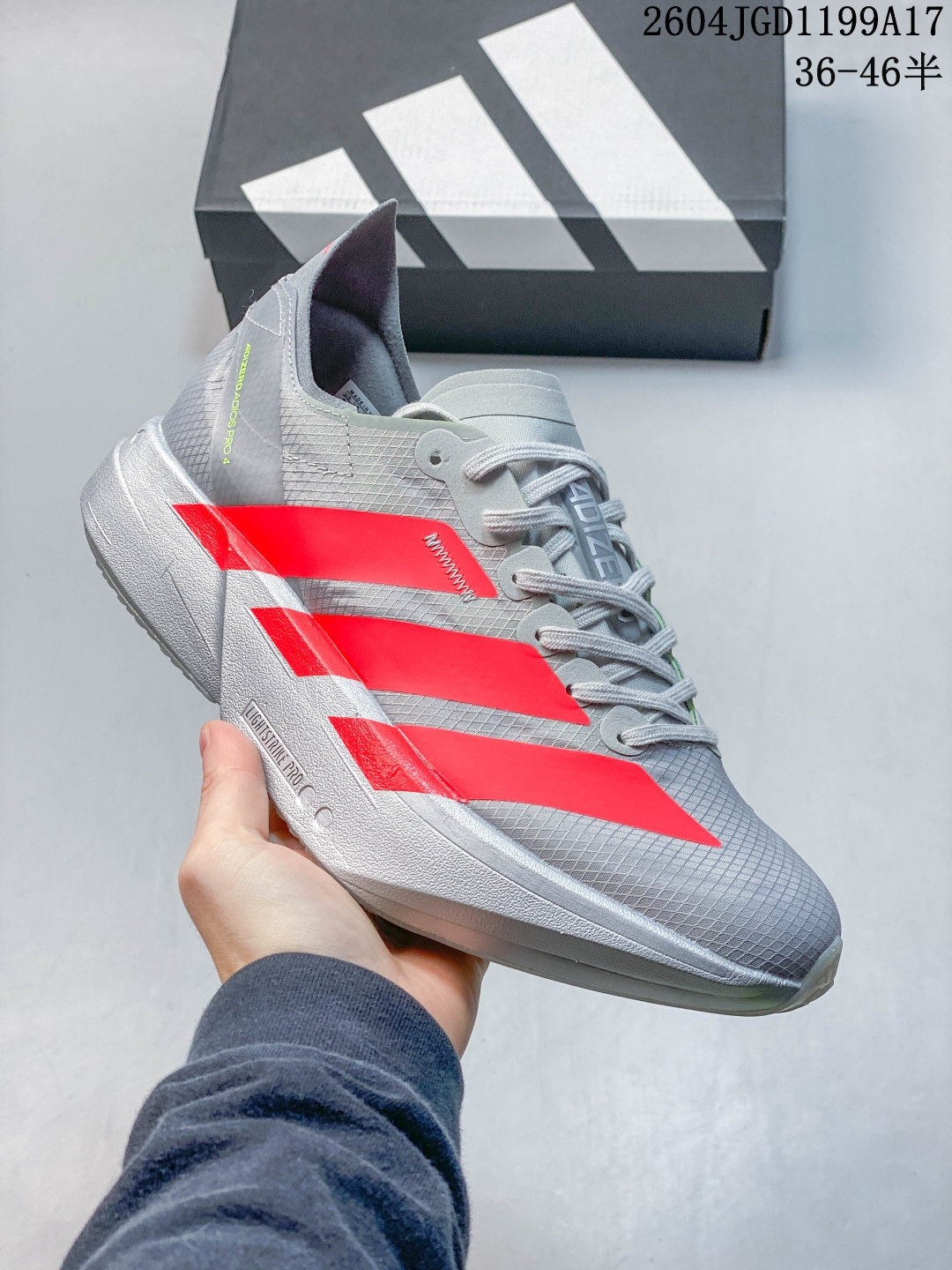 阿迪达斯 Adidas Adizero Adios Pro 4 舒适防滑耐磨 低帮 休闲跑步鞋 男女款厚度增高老爹鞋 金属银 2025年,adidas推出了adidas ADISPR4跑鞋,该鞋具有软弹的中底和外底,提供稳定的跑动体验.鞋面采用轻盈的材料,具有良好的透气性,同时具有优秀的抓地力和耐磨性.鞋底的软弹性使得蹬击感更加强,而中底的弹性使得跑步更加舒适.整双鞋的稳定性较高,适合各种跑步风格.然而,由于鞋底的软弹性,对于步幅较大的跑者来说,可能会感到不稳定.总体而言,adidas PR4是一款值得信赖的竞速鞋,适合日常训练和上赛道的跑步. 货号:JR1094 带半码. 04JGD1199A17