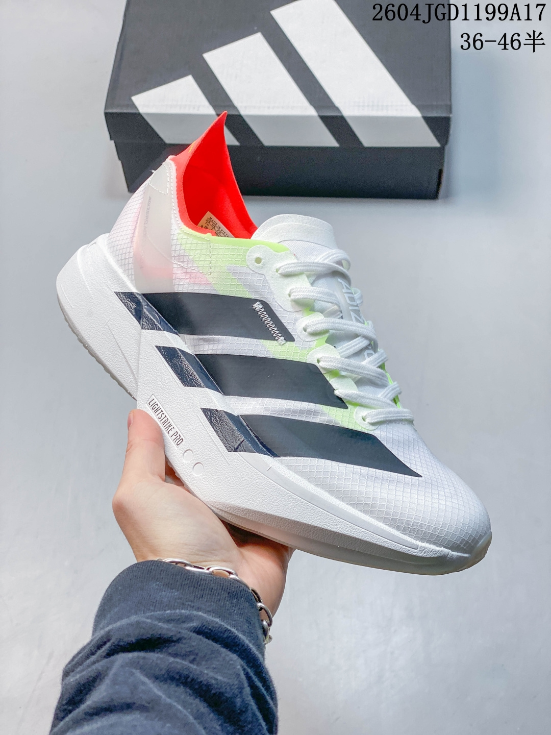 阿迪达斯 Adidas Adizero Adios Pro 4 舒适防滑耐磨 低帮 休闲跑步鞋 男女款厚度增高老爹鞋 金属银 2025年,adidas推出了adidas ADISPR4跑鞋,该鞋具有软弹的中底和外底,提供稳定的跑动体验.鞋面采用轻盈的材料,具有良好的透气性,同时具有优秀的抓地力和耐磨性.鞋底的软弹性使得蹬击感更加强,而中底的弹性使得跑步更加舒适.整双鞋的稳定性较高,适合各种跑步风格.然而,由于鞋底的软弹性,对于步幅较大的跑者来说,可能会感到不稳定.总体而言,adidas PR4是一款值得信赖的竞速鞋,适合日常训练和上赛道的跑步. 货号:JR1094 带半码. 04JGD1199A17