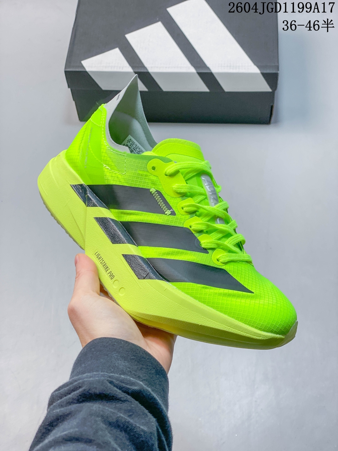 阿迪达斯 Adidas Adizero Adios Pro 4 舒适防滑耐磨 低帮 休闲跑步鞋 男女款厚度增高老爹鞋 金属银 2025年,adidas推出了adidas ADISPR4跑鞋,该鞋具有软弹的中底和外底,提供稳定的跑动体验.鞋面采用轻盈的材料,具有良好的透气性,同时具有优秀的抓地力和耐磨性.鞋底的软弹性使得蹬击感更加强,而中底的弹性使得跑步更加舒适.整双鞋的稳定性较高,适合各种跑步风格.然而,由于鞋底的软弹性,对于步幅较大的跑者来说,可能会感到不稳定.总体而言,adidas PR4是一款值得信赖的竞速鞋,适合日常训练和上赛道的跑步. 货号:JR1094 带半码. 04JGD1199A17