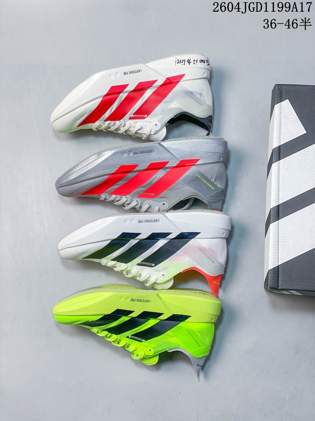 阿迪达斯 Adidas Adizero Adios Pro 4 舒适防滑耐磨 低帮 休闲跑步鞋 男女款厚度增高老爹鞋 金属银 2025年,adidas推出了adidas ADISPR4跑鞋,该鞋具有软弹的中底和外底,提供稳定的跑动体验.鞋面采用轻盈的材料,具有良好的透气性,同时具有优秀的抓地力和耐磨性.鞋底的软弹性使得蹬击感更加强,而中底的弹性使得跑步更加舒适.整双鞋的稳定性较高,适合各种跑步风格.然而,由于鞋底的软弹性,对于步幅较大的跑者来说,可能会感到不稳定.总体而言,adidas PR4是一款值得信赖的竞速鞋,适合日常训练和上赛道的跑步. 货号:JR1094 带半码. 04JGD1199A17
