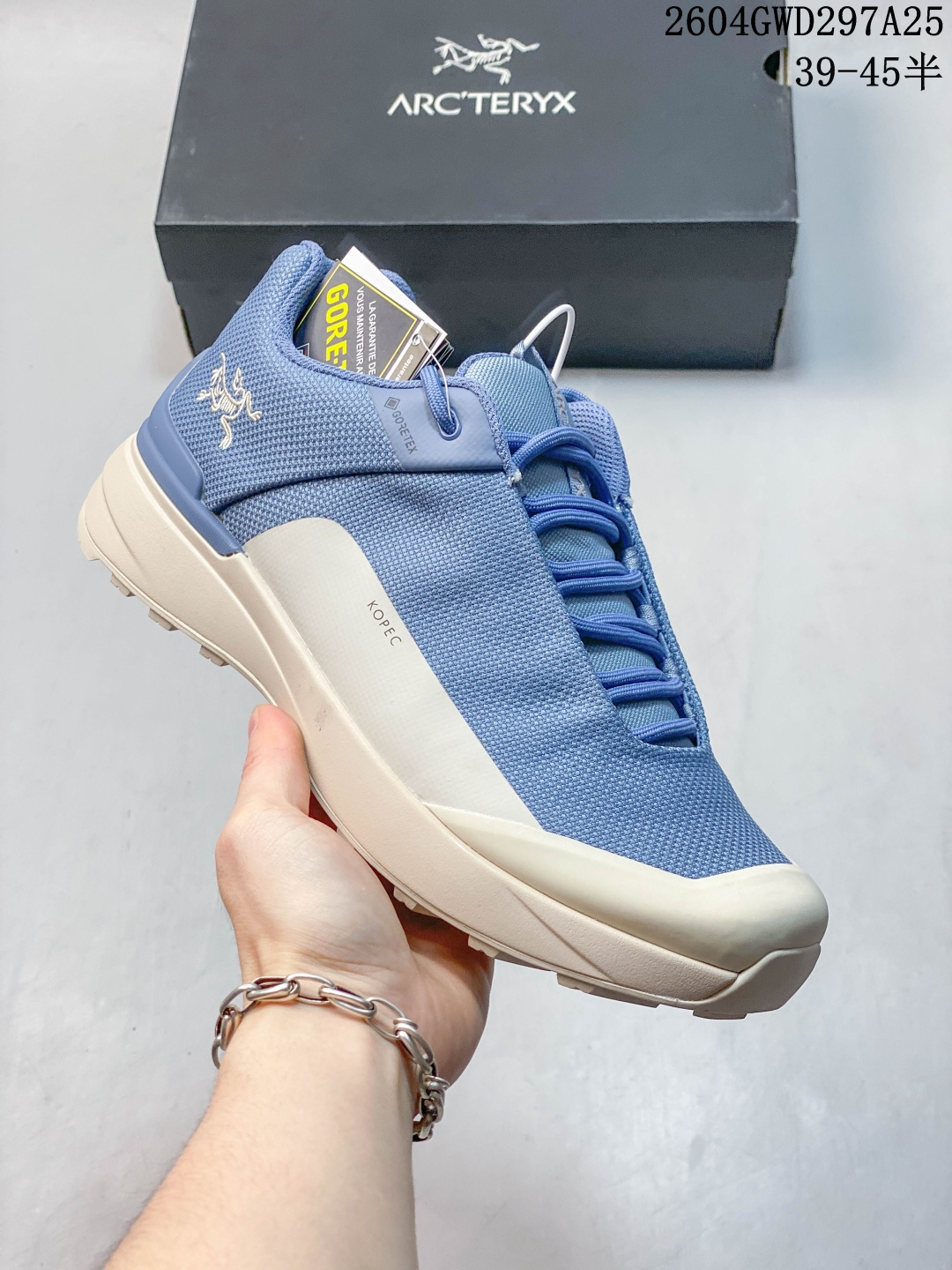 公司级✅Arcteryx始祖鸟 NORVAN KOPEC GTX 覆盖防水 低帮户外登山徒步鞋 特有的独立衬垫 穿着更合脚 带有Gore-Tex防水内衬 提供透气性和防风雨性能 同时内靴带有橡胶平底 与外靴分离后可单独作为营地鞋使用 鞋面为无缝层压拼接的4层结构 兼顾耐久和轻量 并提供足够的透气性 中底使用轻量的EVA泡沫制成 轻量柔软具有弹性 并吸收脚部作用力 Bora系列的Vibram大底通过不同模块的组合 使其具备了较好的支撑性和抓地力 在脚跟部位特别设计了Y型突起结构,稳定脚部动作 提升制动功能 适合徒步 登山等户外活动 带半码 编号:105952 04GWD297A25
