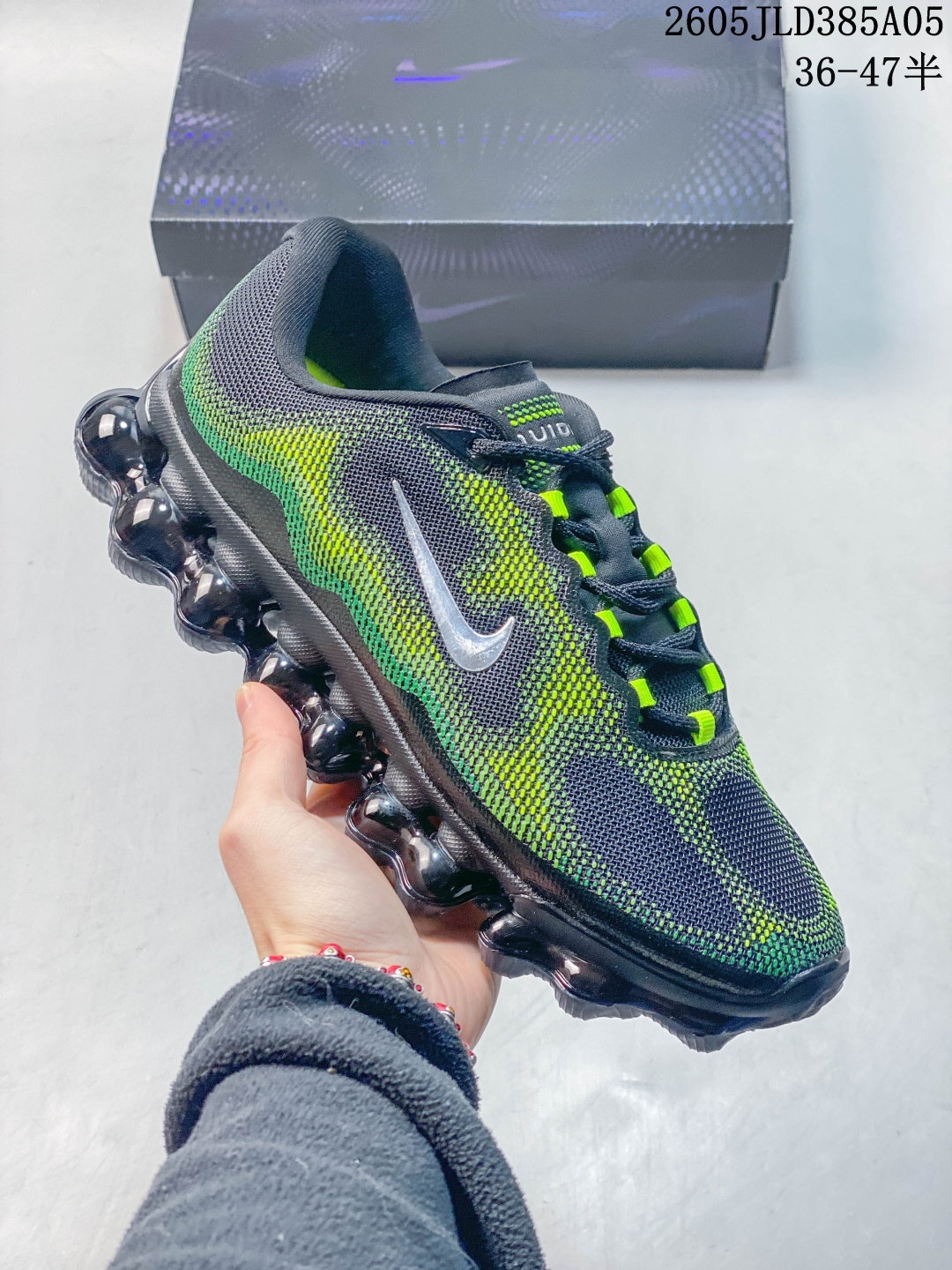 Nike Air LIQUID MAX 全新的設計,將潮人們最愛的「大 AIR」Air More Uptempo 結合品牌近期主打的 Air Max 720 環繞氣墊技術,Nike 也將經典的大 AIR 輪廓做出調整,使其看來更為現代,給人一種浮誇的美感 货号:IQ7634 半 05JLD385A05
