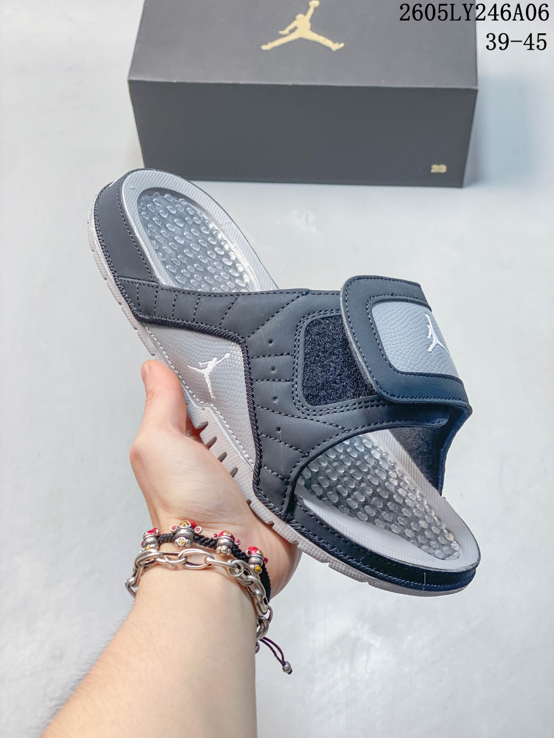 Air Jordan 12 Hydro Retro Slides 白金 AJ12飞人运动拖鞋 上架实拍 经典的配色装扮 加上可调节的搭带 TPR 按摩内底和 Phylon 缓震鞋底 以高规格的配置带来非凡舒适的穿着体验 作为AJ的铁杆粉丝 这份夏日精品想必无法忽视 05LY246A06