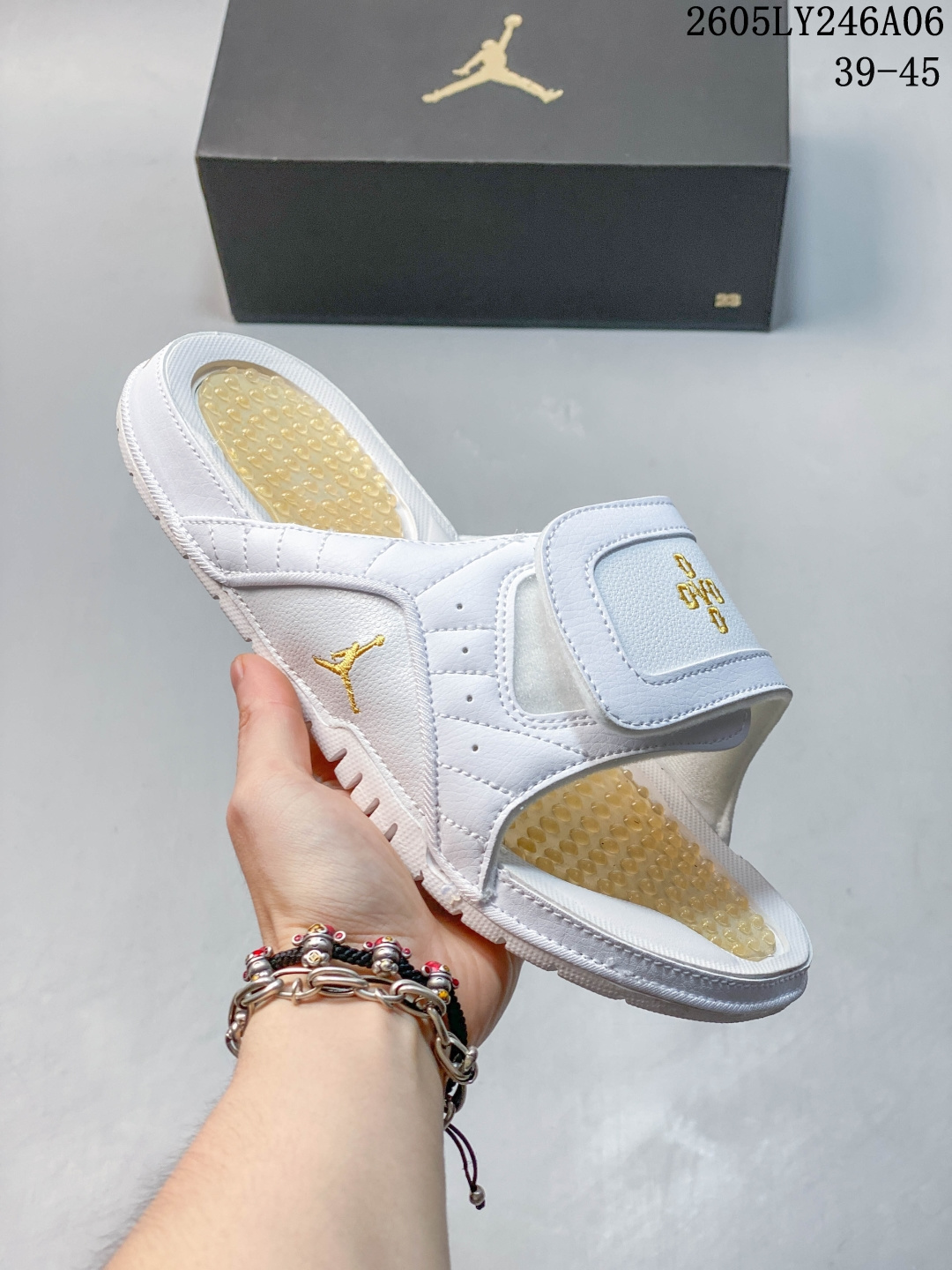 Air Jordan 12 Hydro Retro Slides 白金 AJ12飞人运动拖鞋 上架实拍 经典的配色装扮 加上可调节的搭带 TPR 按摩内底和 Phylon 缓震鞋底 以高规格的配置带来非凡舒适的穿着体验 作为AJ的铁杆粉丝 这份夏日精品想必无法忽视 05LY246A06