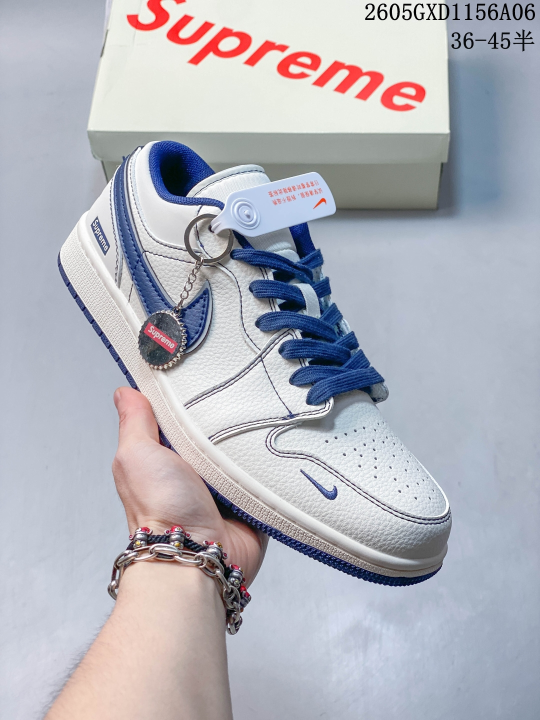 潮牌联名 个性拉满 AIR JORDAN 1 这双AJ1低帮以米白荔枝纹皮革为基底,藏蓝Swoosh搭配同色系包边,鞋侧Supreme标识与金属挂饰自带潮牌属性,鞋头迷你勾标暗藏细节.米白中底搭配藏蓝外底,线条利落干净,低帮设计不挑脚型,上脚自带街头潮酷感,搭配工装裤、束脚裤都能轻松穿出潮流质感,是潮人必备的百搭款. 货号:XX3168-176 GXD1156A06