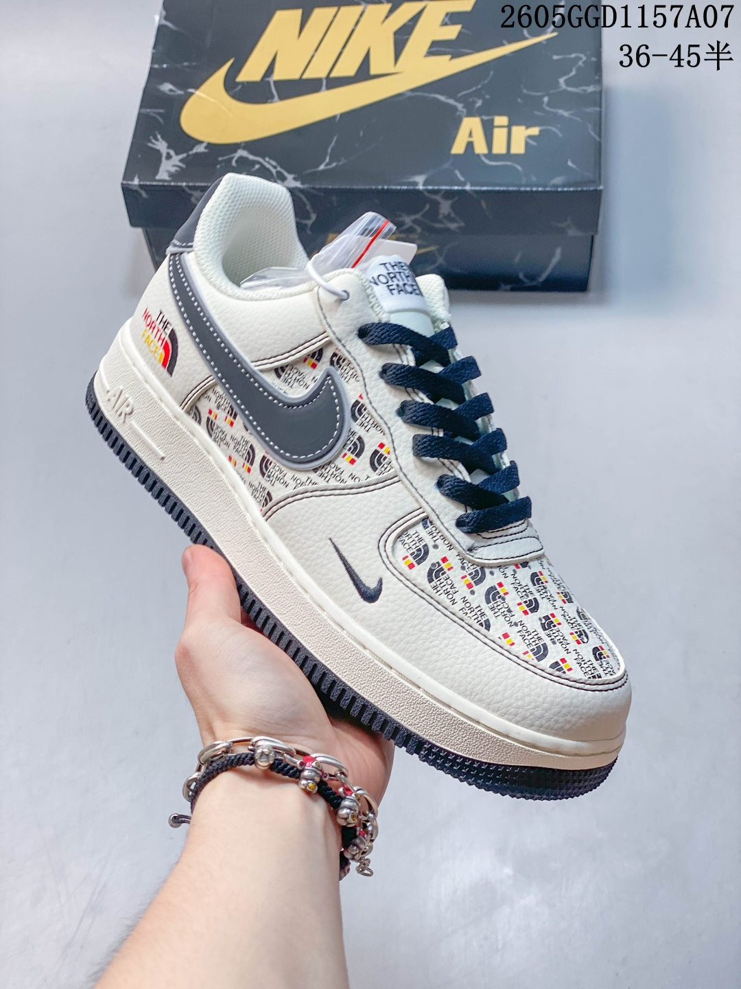 潮流炸街 个性拉满 AIR FORCE 1 米白荔枝纹鞋面搭配满印TNF标识,黑色双勾与鞋带形成撞色亮点,后跟处品牌标识细节感拉满,空军一号经典版型脚感舒适不板脚,米黑配色自带复古滤镜,轻松hold住日常穿搭与街头造型,上脚自带辨识度,适配各种风格的穿搭场景. 货号:DD1982-350 GGD1157A07