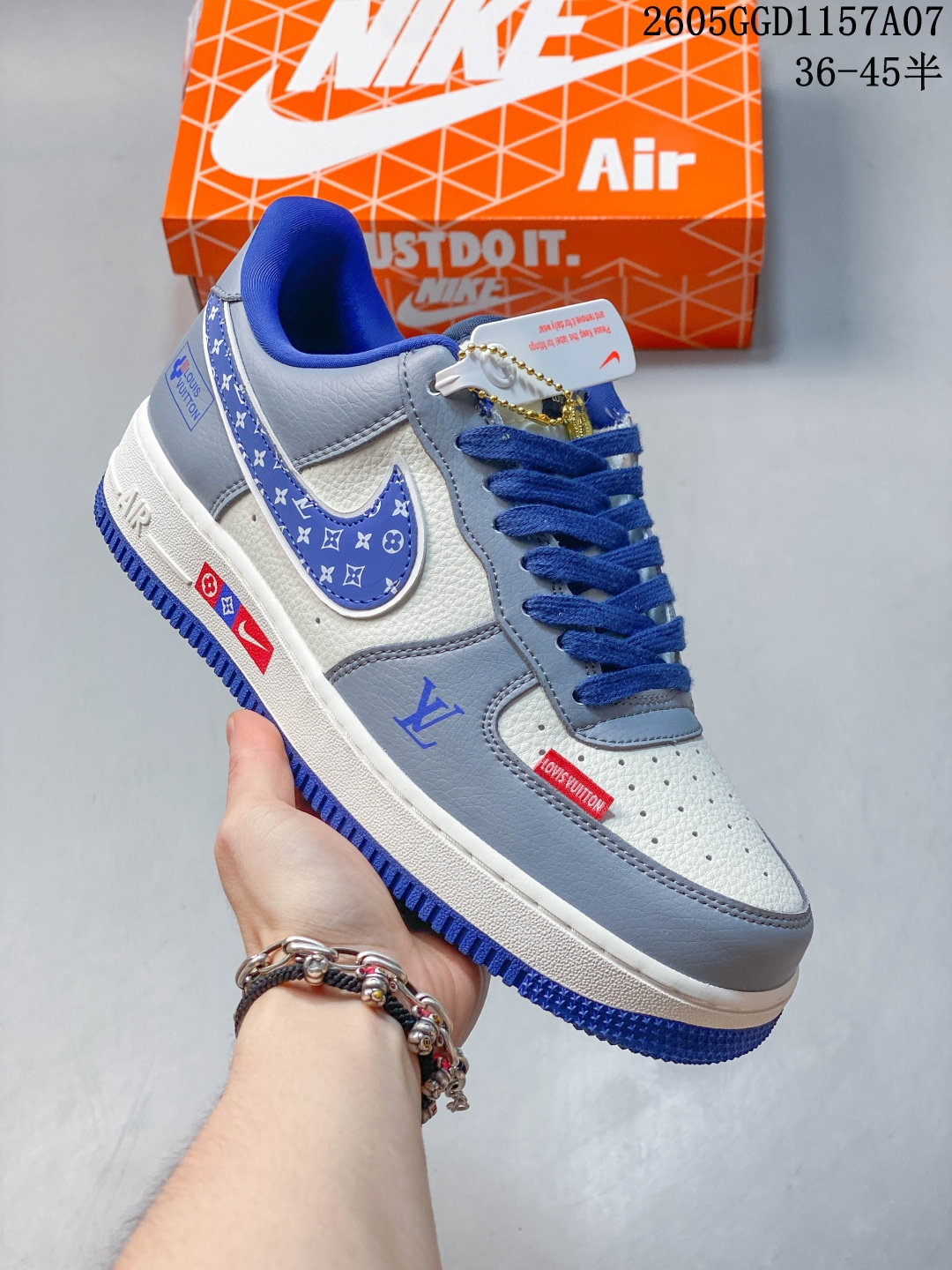 潮流炸街 个性拉满 AIR FORCE 1 米白荔枝纹鞋面搭配满印TNF标识,黑色双勾与鞋带形成撞色亮点,后跟处品牌标识细节感拉满,空军一号经典版型脚感舒适不板脚,米黑配色自带复古滤镜,轻松hold住日常穿搭与街头造型,上脚自带辨识度,适配各种风格的穿搭场景. 货号:DD1982-350 GGD1157A07