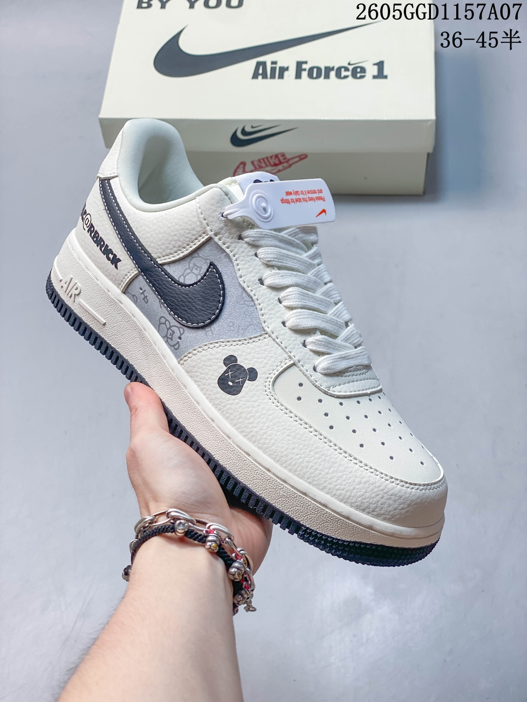 潮流炸街 个性拉满 AIR FORCE 1 米白荔枝纹鞋面搭配满印TNF标识,黑色双勾与鞋带形成撞色亮点,后跟处品牌标识细节感拉满,空军一号经典版型脚感舒适不板脚,米黑配色自带复古滤镜,轻松hold住日常穿搭与街头造型,上脚自带辨识度,适配各种风格的穿搭场景. 货号:DD1982-350 GGD1157A07