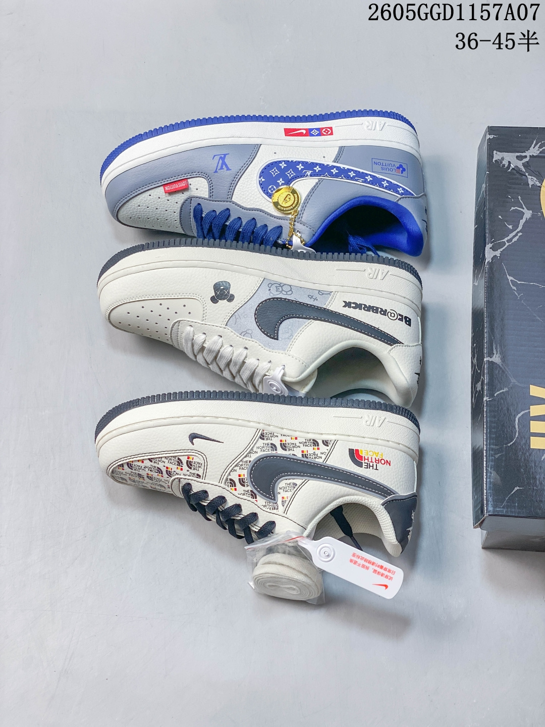 潮流炸街 个性拉满 AIR FORCE 1 米白荔枝纹鞋面搭配满印TNF标识,黑色双勾与鞋带形成撞色亮点,后跟处品牌标识细节感拉满,空军一号经典版型脚感舒适不板脚,米黑配色自带复古滤镜,轻松hold住日常穿搭与街头造型,上脚自带辨识度,适配各种风格的穿搭场景. 货号:DD1982-350 GGD1157A07