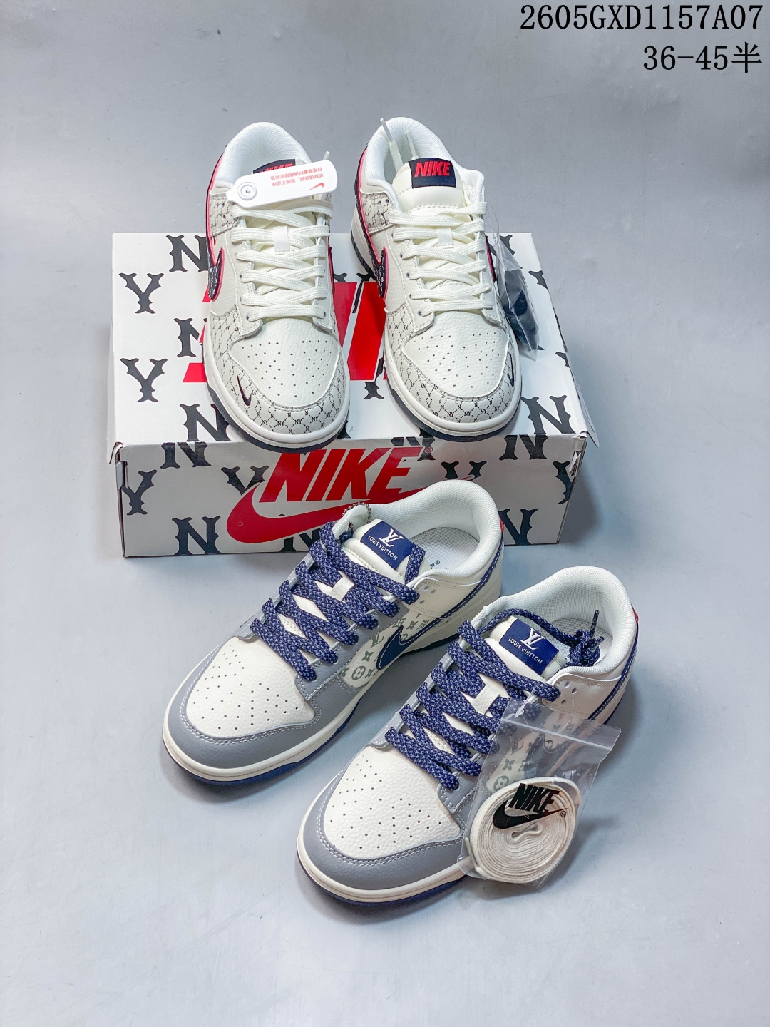 复古格调 潮搭神器 SB DUNK LOW 浅灰与奶白拼接鞋面,搭配经典LV老花印花,藏青Swoosh与鞋带呼应细节,后跟红色点缀点亮整体,低帮版型利落显腿长,Dunk系列的软弹脚感适配日常通勤,低调中透着高级质感,轻松适配休闲、街头等多种穿搭风格,是鞋柜里的百搭宝藏款. 货号:XX3168-161 GXD1157A07