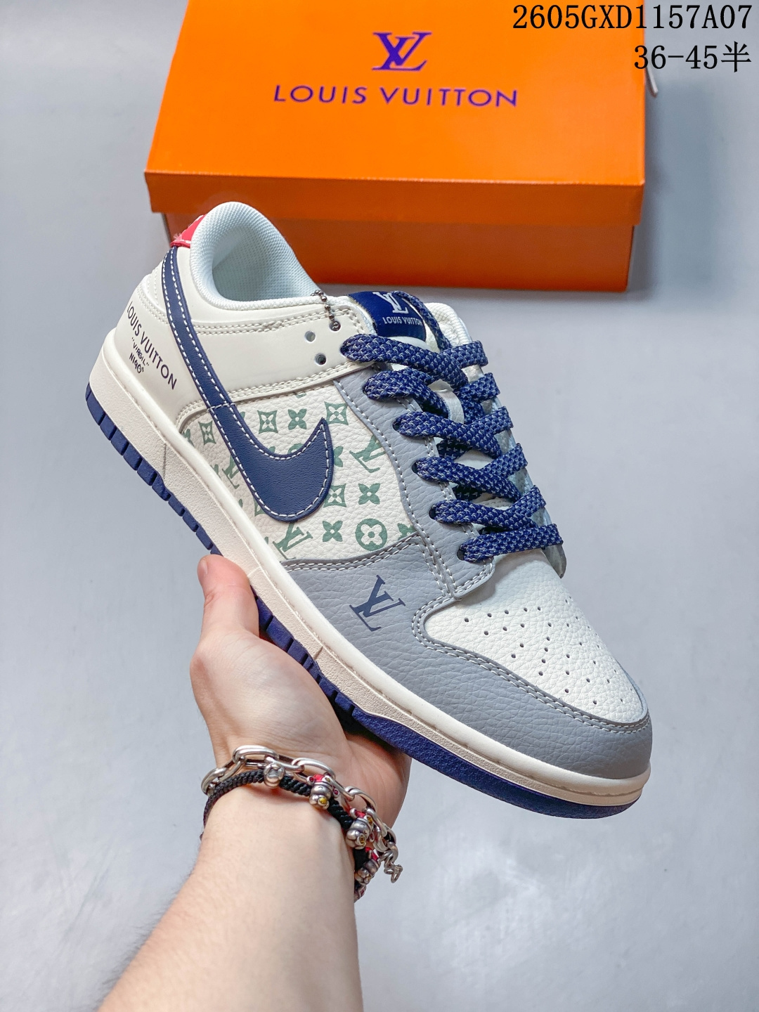 复古格调 潮搭神器 SB DUNK LOW 浅灰与奶白拼接鞋面,搭配经典LV老花印花,藏青Swoosh与鞋带呼应细节,后跟红色点缀点亮整体,低帮版型利落显腿长,Dunk系列的软弹脚感适配日常通勤,低调中透着高级质感,轻松适配休闲、街头等多种穿搭风格,是鞋柜里的百搭宝藏款. 货号:XX3168-161 GXD1157A07