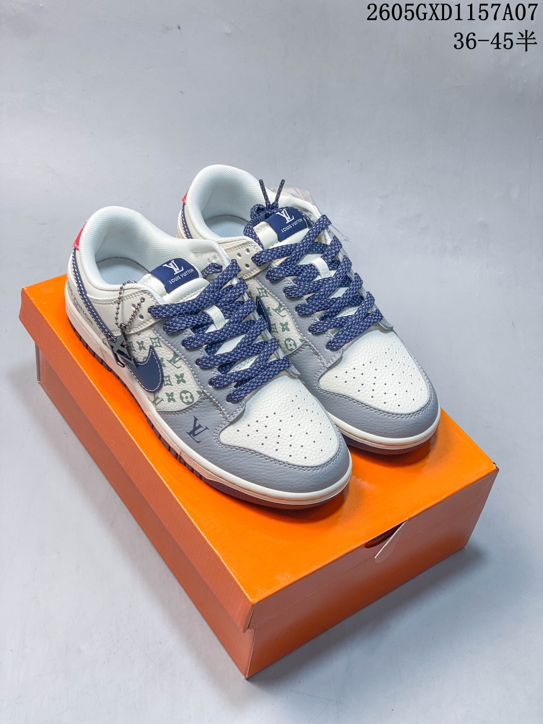 复古格调 潮搭神器 SB DUNK LOW 浅灰与奶白拼接鞋面,搭配经典LV老花印花,藏青Swoosh与鞋带呼应细节,后跟红色点缀点亮整体,低帮版型利落显腿长,Dunk系列的软弹脚感适配日常通勤,低调中透着高级质感,轻松适配休闲、街头等多种穿搭风格,是鞋柜里的百搭宝藏款. 货号:XX3168-161 GXD1157A07