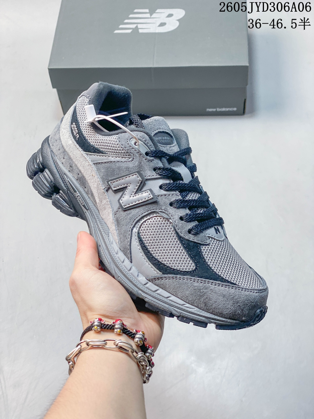 公司级✅New Balance 2002R 新百伦经典配色 沿袭了面世之初的经典科技,以ENCAP中底配以升级版N-ERGY缓震物料.鞋面则采用特色的柔软麂皮搭以NewBalance经典的尼龙网布,低调中还原跑鞋本真.更年轻化的设计理念与材质,让新世代青年得以用全新视角体验经典鞋款的传奇魅力 货号:M2002RDP 编码:023JYD0507 05JYD306A06