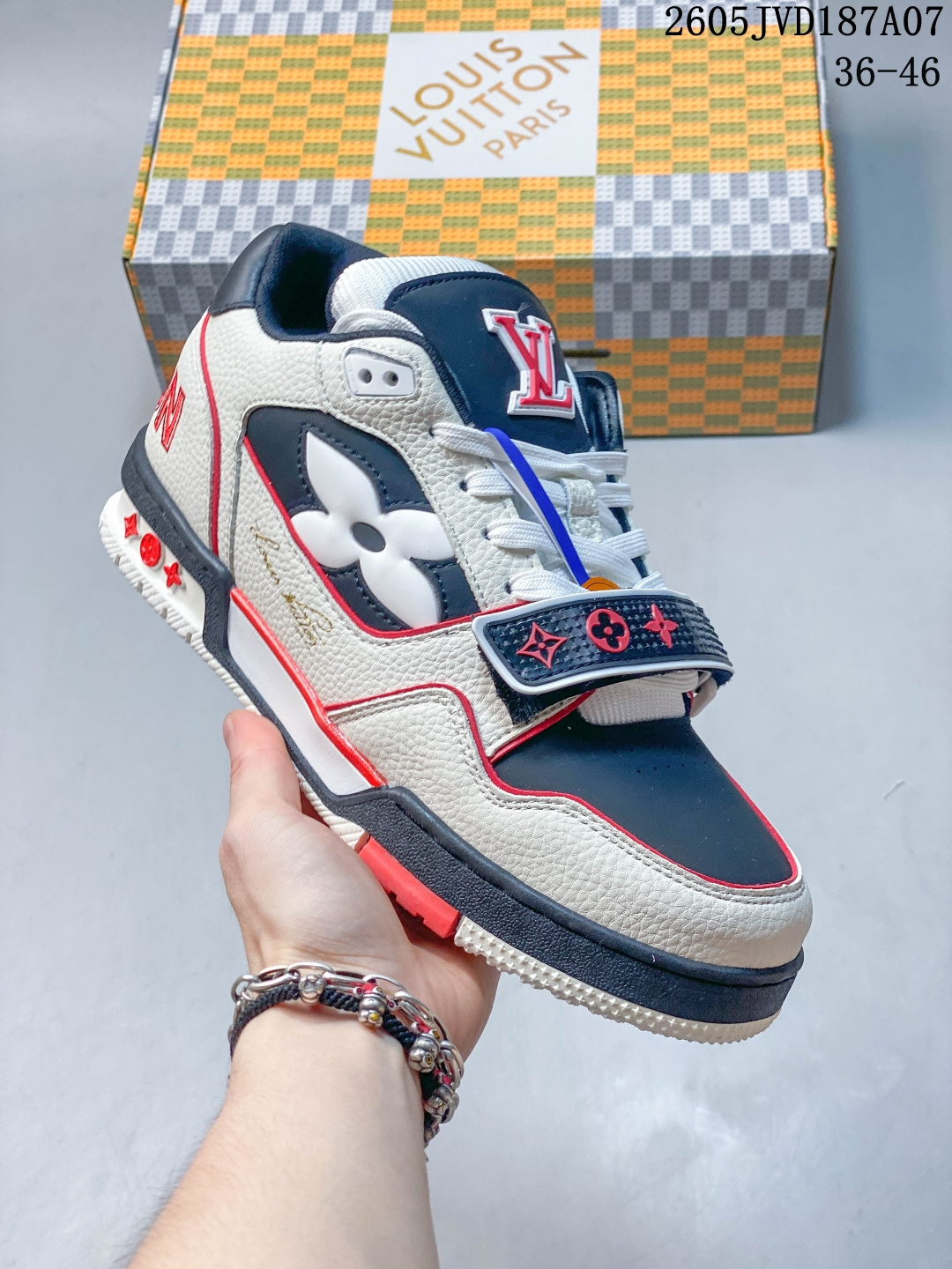 🔺Louis Vuitton Arch Light Sneaker 路易威登低帮休闲鞋 艺术总监 Virgil Abloh 设计的路易威登手写标识则于侧面彰显品牌格调 空胶鞋 牛皮材质 真标 码 #2YSS34260508 05JVD187A07