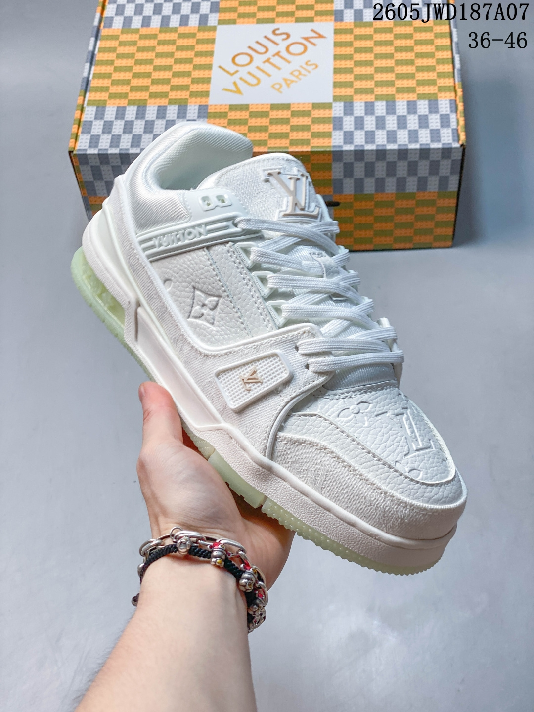 公司级✅Louis Vuitton Trainer Sneaker Low 路易威登 休闲运动文化百搭板鞋 舒适防滑底和百搭性霸屏整个时尚娱乐圈 细节调整完美主义 鞋面采用柔软皮革鞋面 独家开模大底 侧边采用3D打印标志性Logo 尽显贵族时尚气息 配带正品全套包装 ID:JGD129-FDF 05JWD187A07