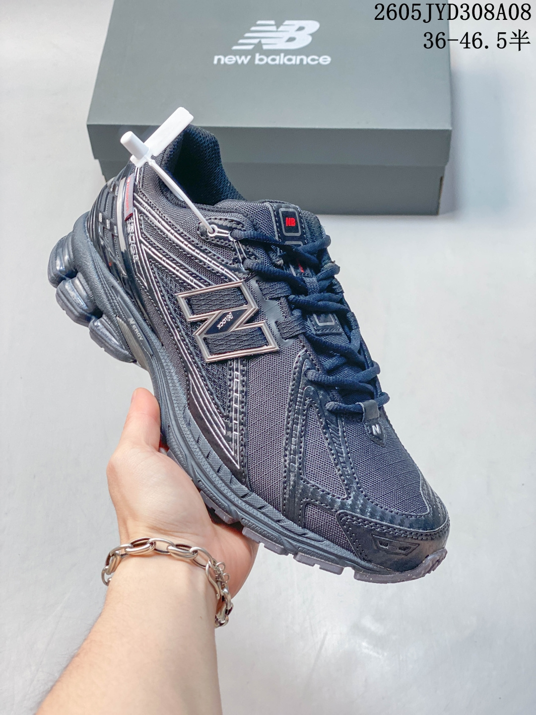 公司级✅New Balance M1906系列复古单品宝藏老爹鞋款 公司级版本复古元素叠加 质感超级棒 楦版型材料细节做工精细 作为NB最经典的档案鞋型之一 与2002一样,1906有着NB最成熟的技术加持和复古款式,而本次推出的版本参照2002r的定位,相信会在性价两端做出权衡.单从造型上来看,依旧是vibe风格,味道很正,细节也很酷,这双1906r无疑必能打入复古跑鞋爱好者的年度鞋款名录 官方货号:U1906 ID:023JYD0509 05JYD308A08