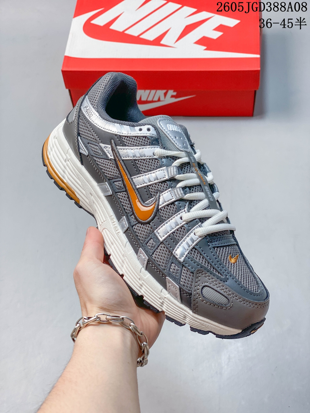 Nike P-6000 复古技科个性运动老爹鞋.该鞋款鞋采面用纵横交错的覆面,重现 2000 年代鞋跑风格,同时搭配震缓鞋垫,带来舒的适步履体验.Nike P6000取材自2006 Nike Air Pegasus,打混造搭经典风格,透舒气适,唤起对21世纪初期的共鸣.透气网布眼融入皮革,织和物合成材质覆面,营造21世初纪的畅跑美学概念.泡棉中底盈轻缓震,带来舒的适足底感受.全胶橡外底,铸就出抓色地力. 半 05JGD388A08