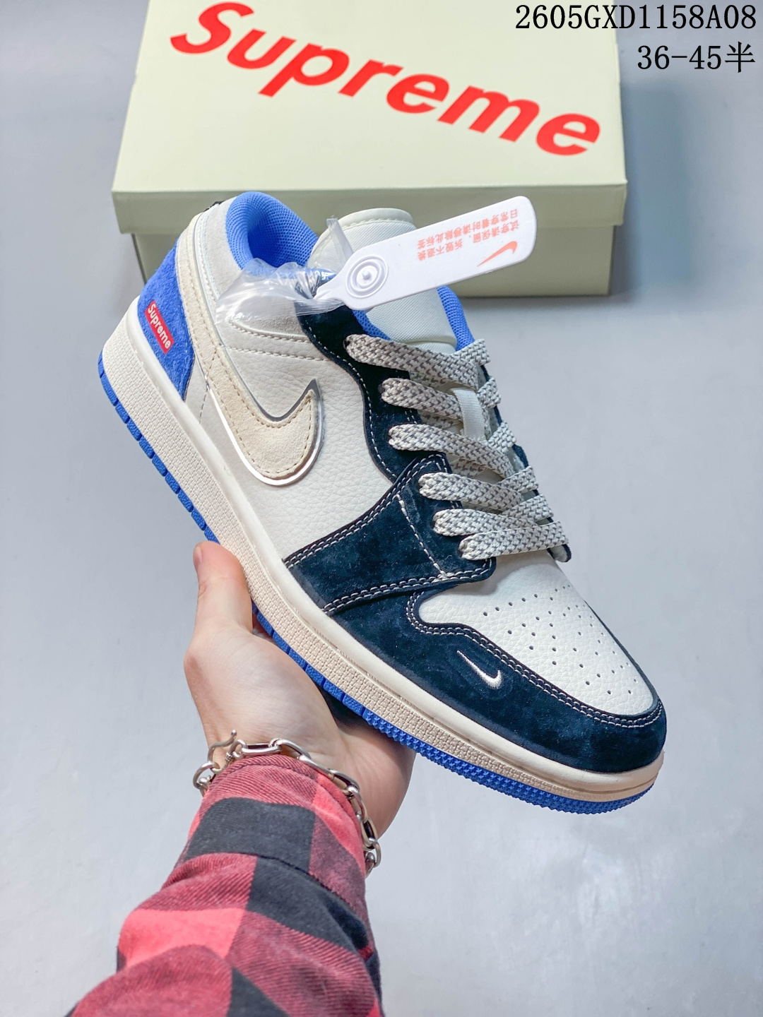潮搭利器 颜值炸裂 AIR JORDAN 1,AJ1低帮爆款配色强势上新,黑白蓝撞色吸睛又潮流,翻毛皮拼接光面皮革质感出众,Supreme标识加持潮流属性拉满,经典鞋型修饰脚型超显瘦,舒适缓震脚感久穿不累,日常出街、潮流穿搭都适配,轻松解锁多样时髦造型! 货号:XX3318-501 GXD1158A08