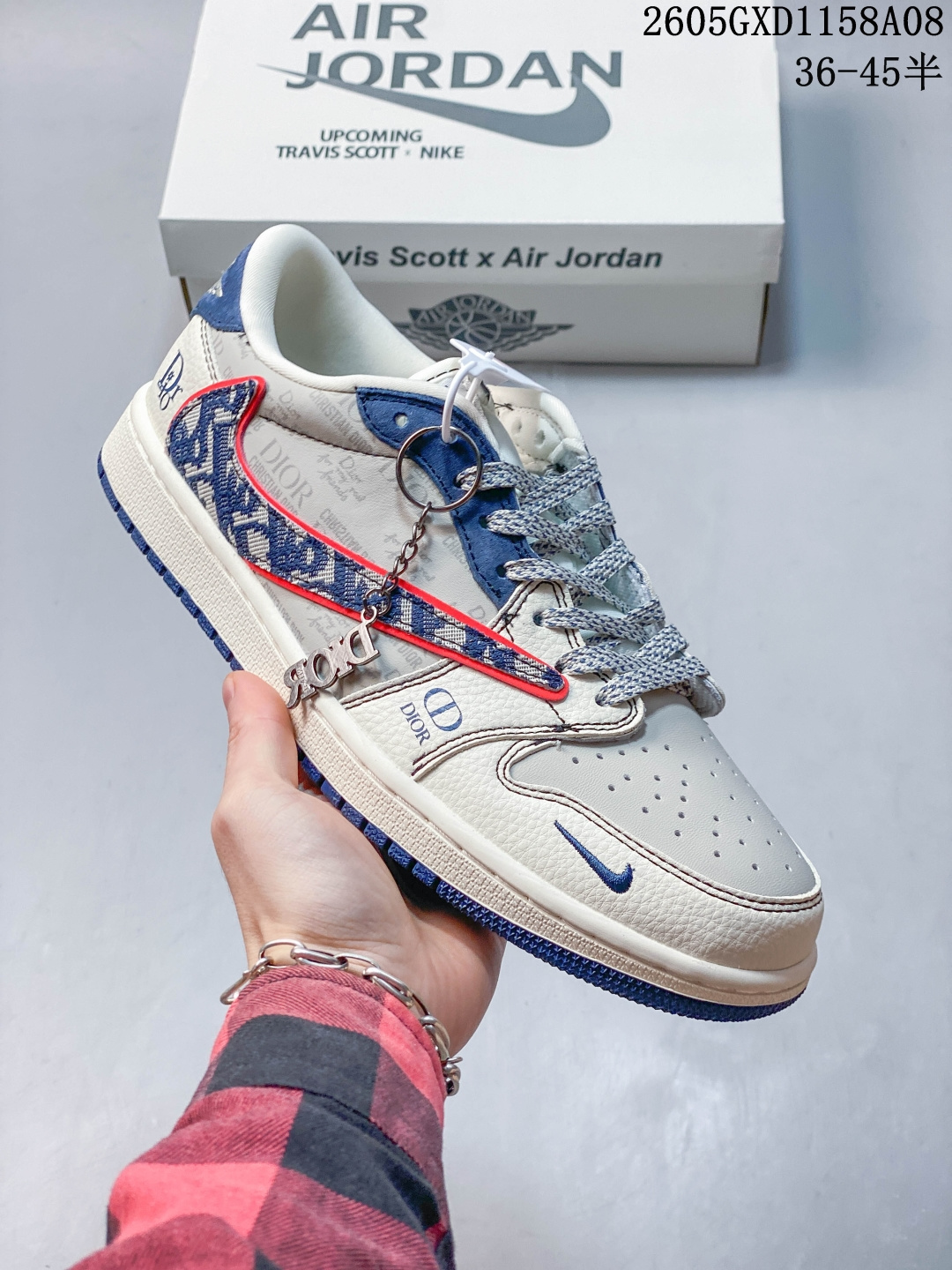 潮搭利器 颜值炸裂 AIR JORDAN 1,AJ1低帮爆款配色强势上新,黑白蓝撞色吸睛又潮流,翻毛皮拼接光面皮革质感出众,Supreme标识加持潮流属性拉满,经典鞋型修饰脚型超显瘦,舒适缓震脚感久穿不累,日常出街、潮流穿搭都适配,轻松解锁多样时髦造型! 货号:XX3318-501 GXD1158A08