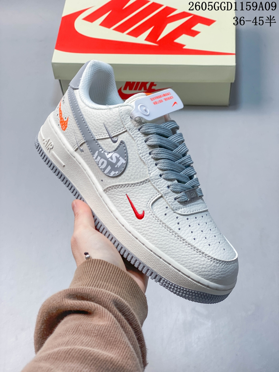 轻奢联名 潮力拉满 SB DUNK LOW,DUNK低帮经典鞋型融合LV轻奢元素,满印压纹皮革质感高级,藏青Swoosh搭配金属挂饰细节精致,米白底色干净清爽,脚感扎实舒适,兼具颜值与实用性,街头穿搭氛围感直接拉满,是个性玩家的必入潮鞋. 货号:XX3168-146 GGD1159A09