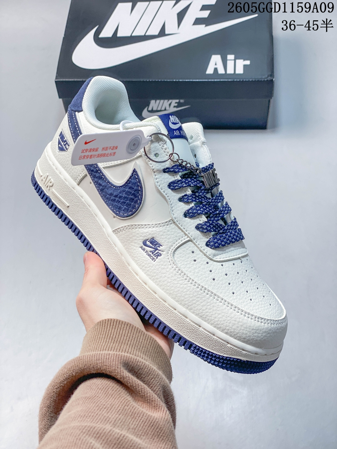 轻奢联名 潮力拉满 SB DUNK LOW,DUNK低帮经典鞋型融合LV轻奢元素,满印压纹皮革质感高级,藏青Swoosh搭配金属挂饰细节精致,米白底色干净清爽,脚感扎实舒适,兼具颜值与实用性,街头穿搭氛围感直接拉满,是个性玩家的必入潮鞋. 货号:XX3168-146 GGD1159A09