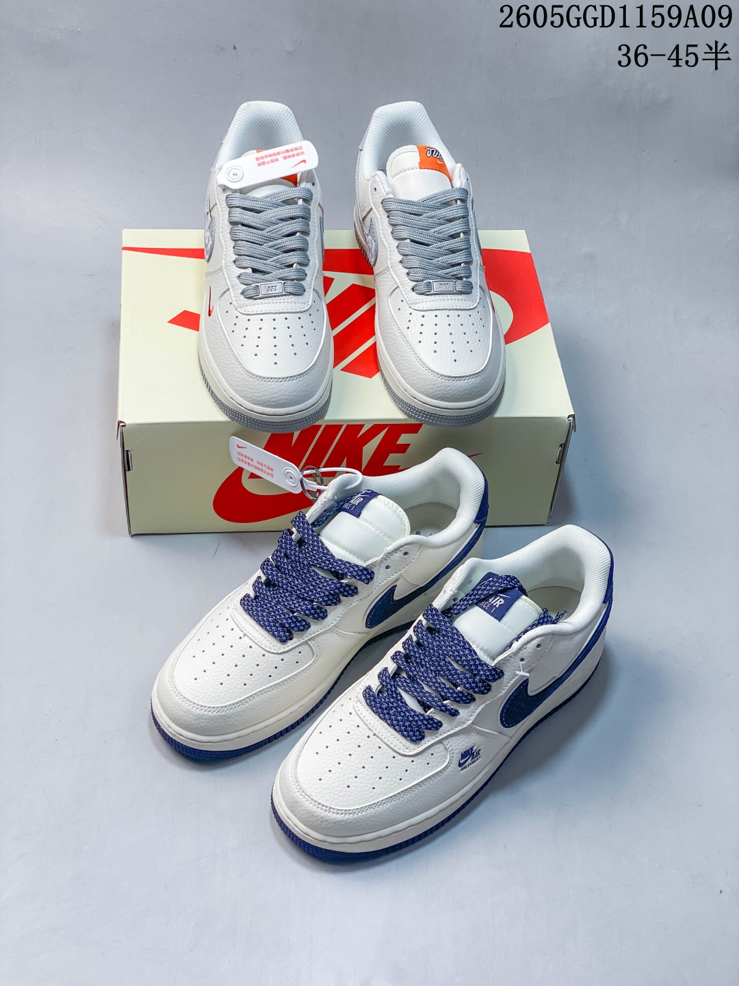 轻奢联名 潮力拉满 SB DUNK LOW,DUNK低帮经典鞋型融合LV轻奢元素,满印压纹皮革质感高级,藏青Swoosh搭配金属挂饰细节精致,米白底色干净清爽,脚感扎实舒适,兼具颜值与实用性,街头穿搭氛围感直接拉满,是个性玩家的必入潮鞋. 货号:XX3168-146 GGD1159A09