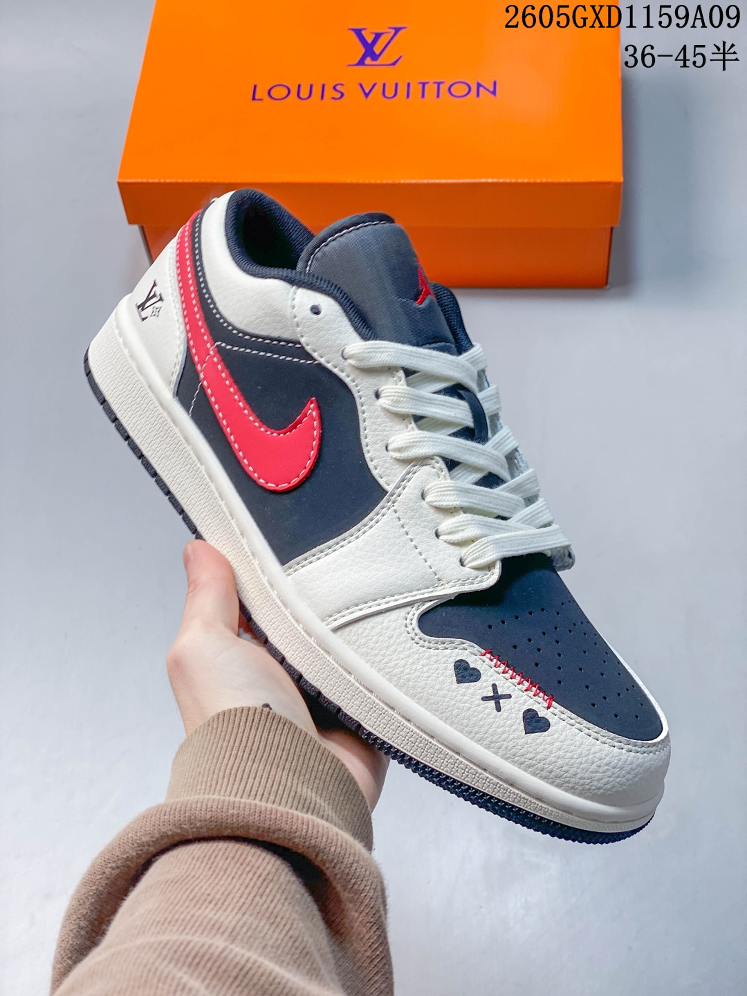 潮鞋首选 颜值封神 AIR JORDAN 1,经典AJ1低帮版型重塑街头潮流,黑白撞色搭配亮眼红勾,鞋身爱心刺绣与LV标识细节拉满,皮质柔软细腻上脚舒适,百搭不挑穿搭,无论是日常通勤还是街头出街都能轻松hold住,自带潮流属性氛围感直接拉满,是鞋柜必入的潮流爆款. 货号:CW6688-100 GXD1159A09