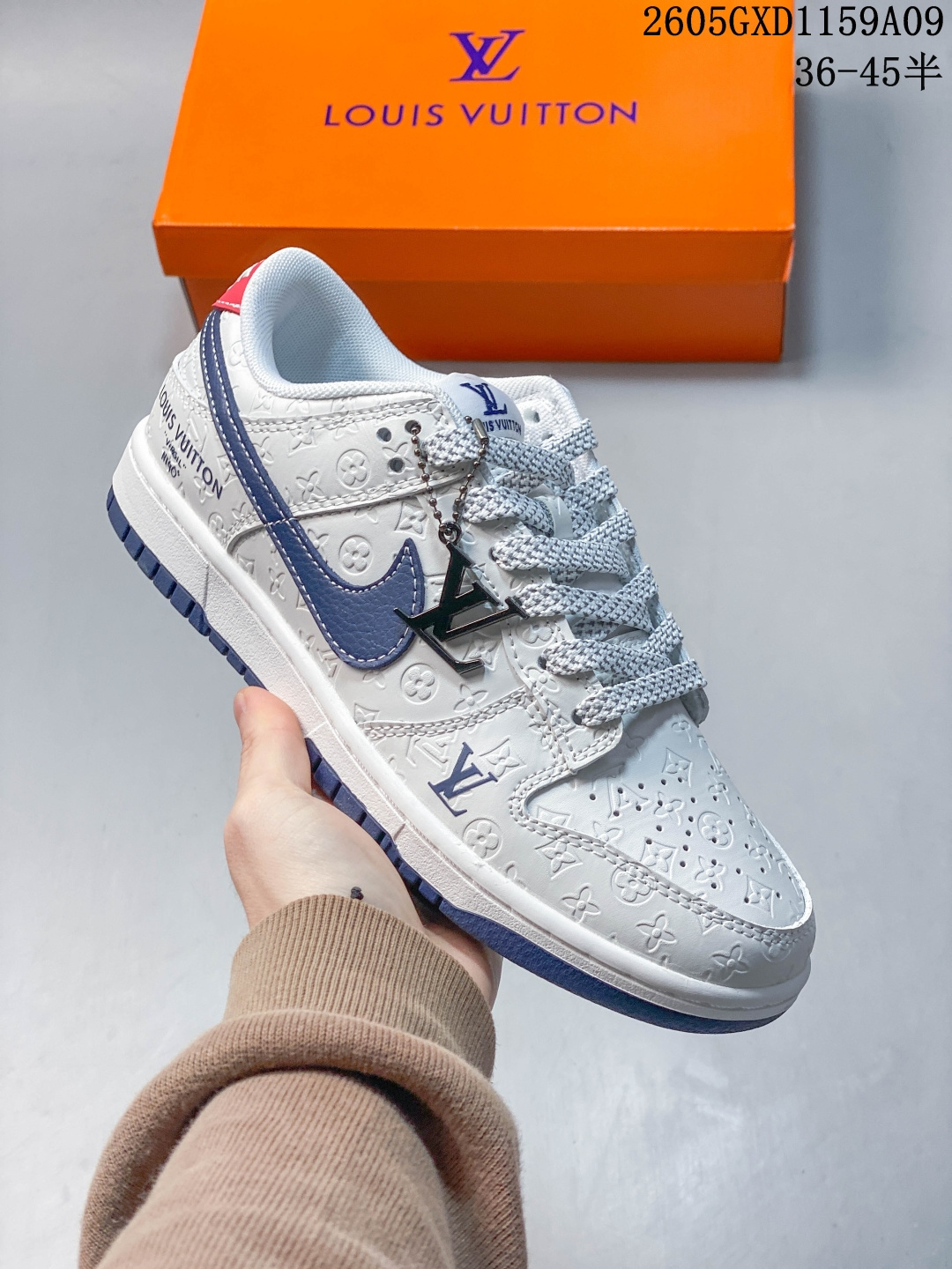 轻奢联名 潮力拉满 SB DUNK LOW,DUNK低帮经典鞋型融合LV轻奢元素,满印压纹皮革质感高级,藏青Swoosh搭配金属挂饰细节精致,米白底色干净清爽,脚感扎实舒适,兼具颜值与实用性,街头穿搭氛围感直接拉满,是个性玩家的必入潮鞋. 货号:XX3168-146 GXD1159A09