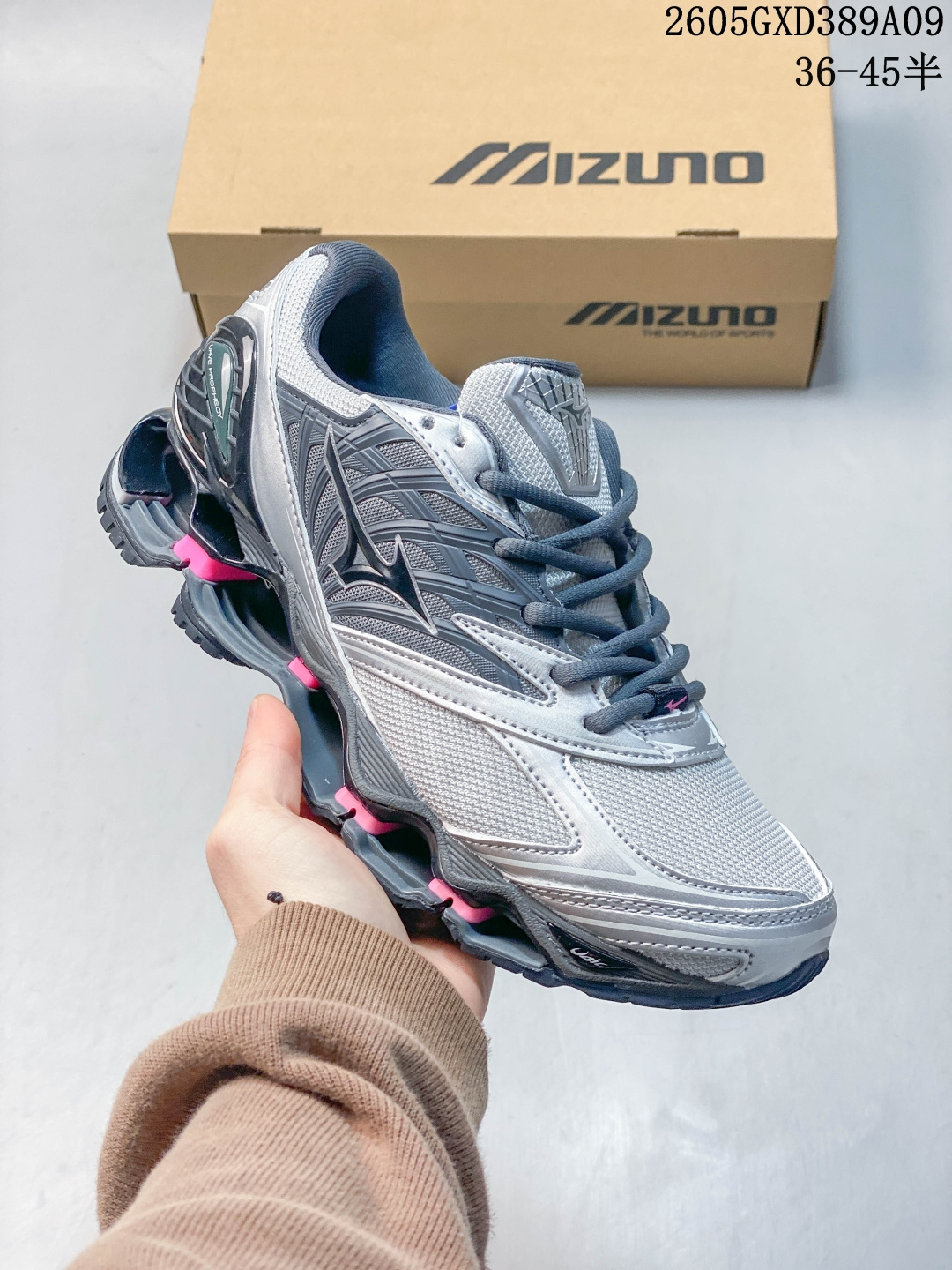【公司级】Mizuno 美津浓 复古时尚休闲舒适减震运动跑步鞋 美津浓WAVE机械缓震,可以说是机械缓震跑鞋科技的翘楚.有着非凡的适应性,有着充分而持久的缓震能力和轻量化设计,是一双可以陪伴我们日常训练甚至是半马比赛的跑鞋,无论是“跑步初哥”还是“精英老鸟”,只要不是比较夸张的大体重人群,都可以穿着 Mizuno 来跑步.如果你不知道跑步穿什么鞋,不知道给别人推荐什么鞋,那么选美津浓 Sportstyle总是没错的! GXD389A09