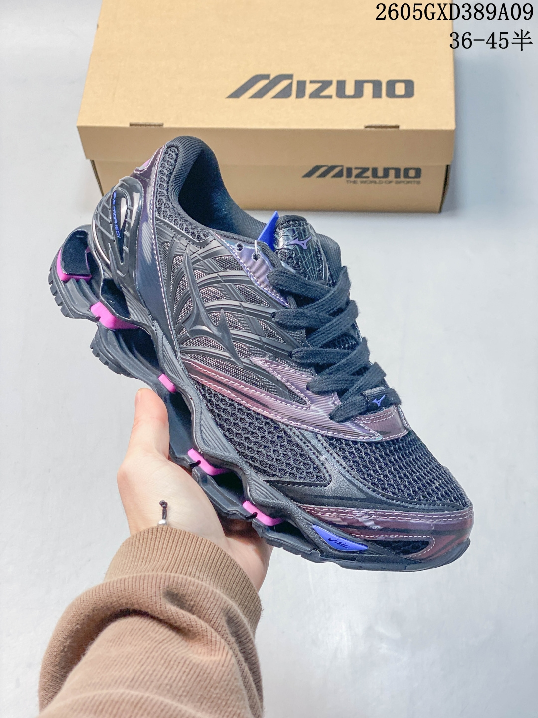 【公司级】Mizuno 美津浓 复古时尚休闲舒适减震运动跑步鞋 美津浓WAVE机械缓震,可以说是机械缓震跑鞋科技的翘楚.有着非凡的适应性,有着充分而持久的缓震能力和轻量化设计,是一双可以陪伴我们日常训练甚至是半马比赛的跑鞋,无论是“跑步初哥”还是“精英老鸟”,只要不是比较夸张的大体重人群,都可以穿着 Mizuno 来跑步.如果你不知道跑步穿什么鞋,不知道给别人推荐什么鞋,那么选美津浓 Sportstyle总是没错的! GXD389A09